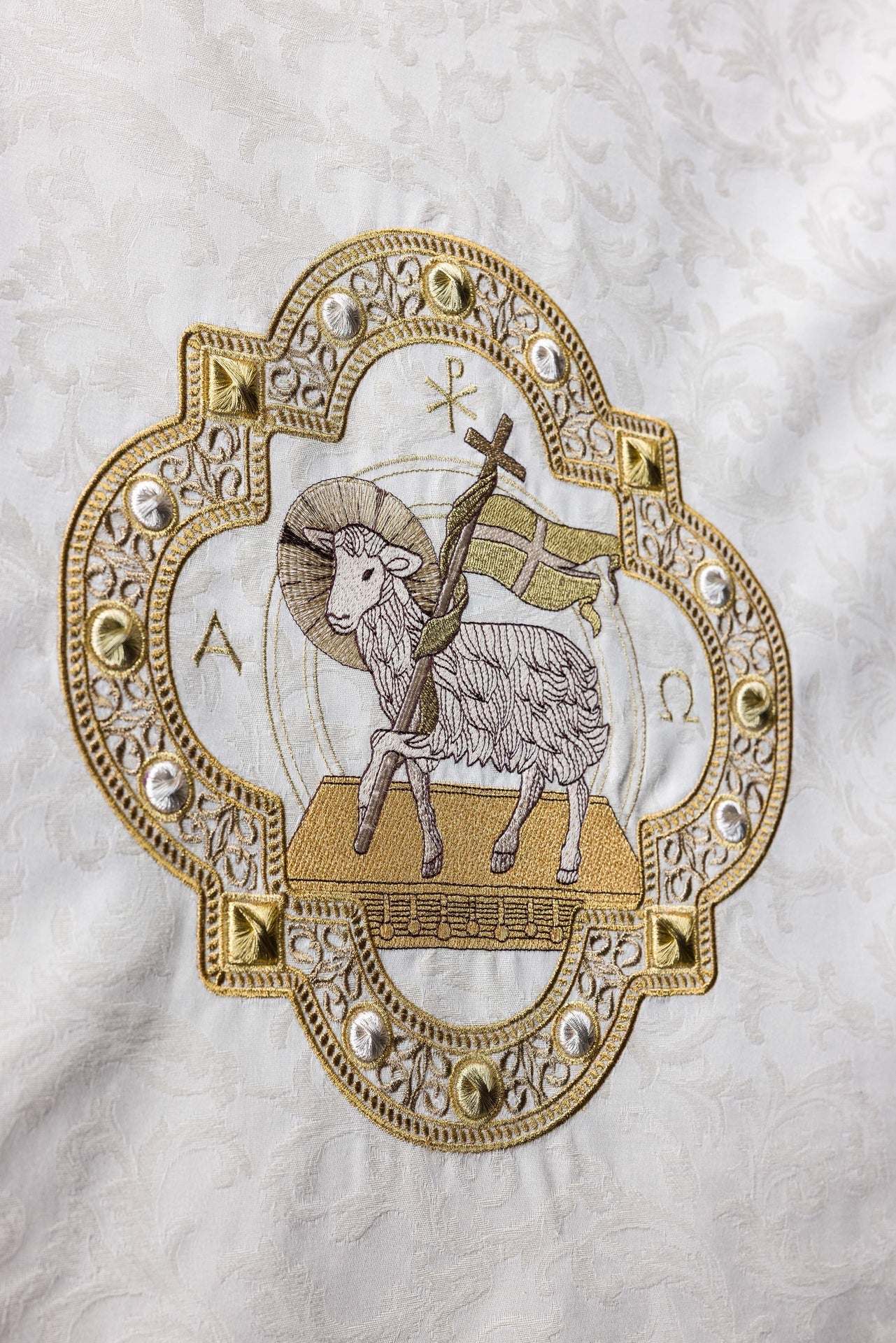 Serweta na lektorium z haftem baranka tkanina żakardowa ecru