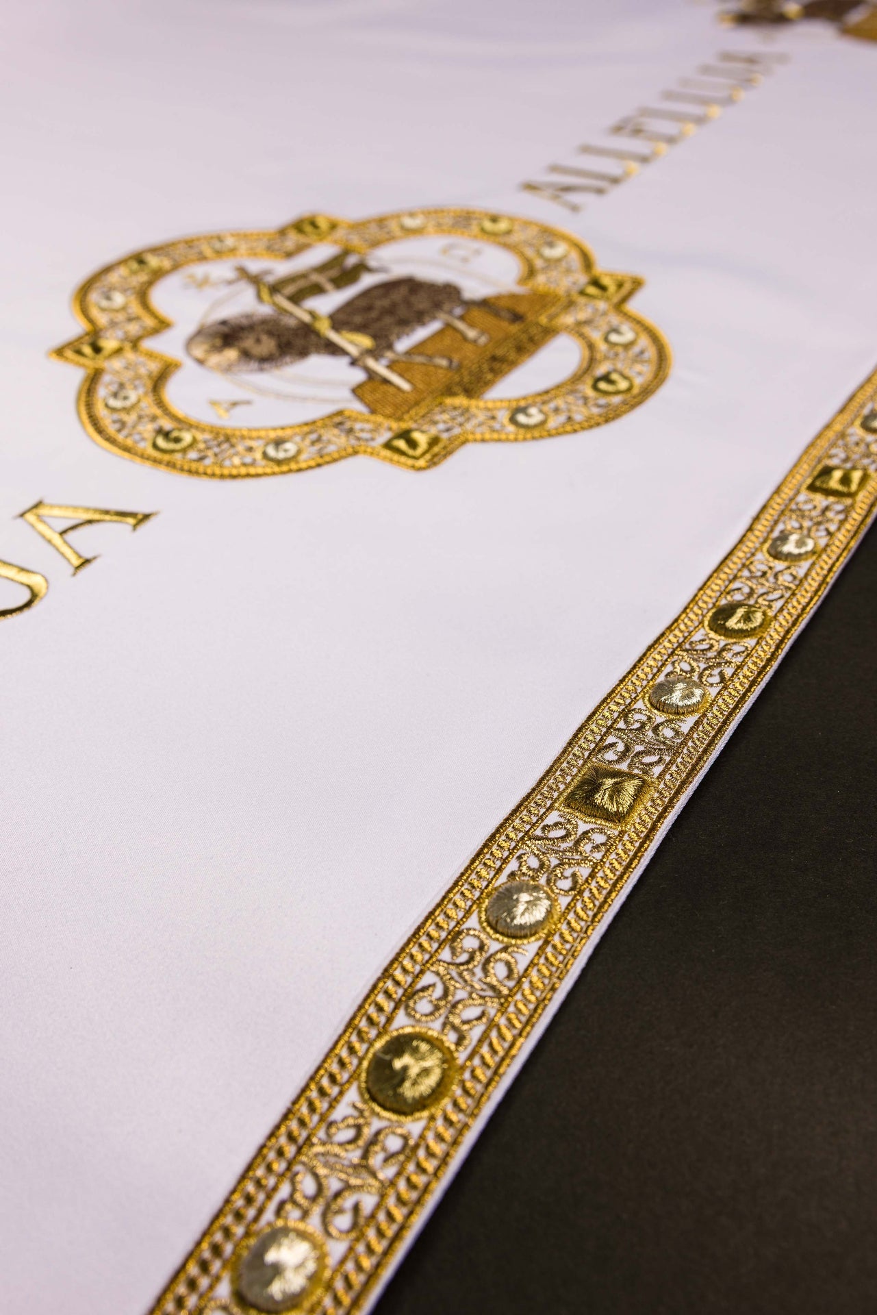 Obrus ołtarzowy na wielkanoc z haftem baranka - ORNATY.PL