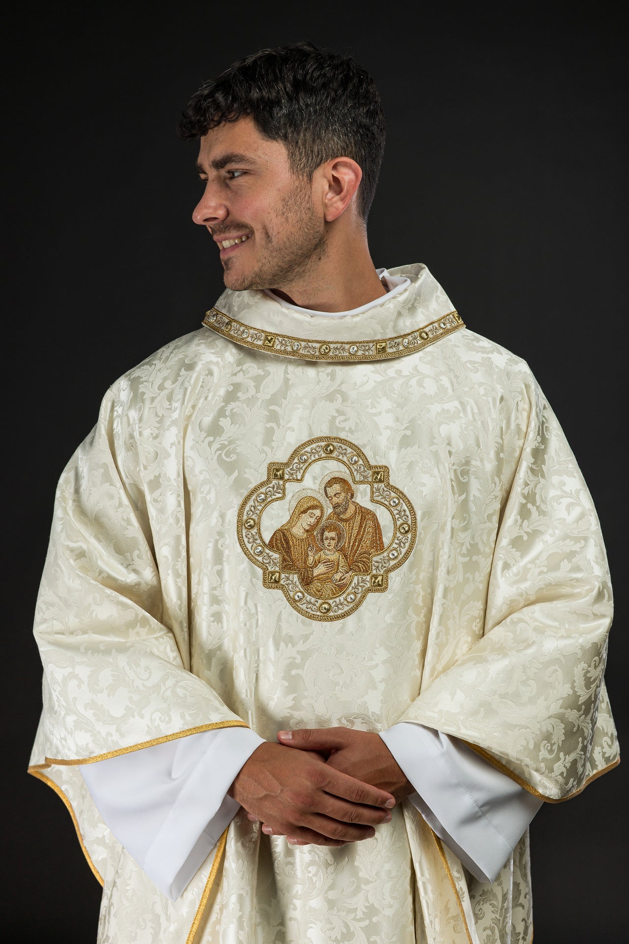 Ornat haftowany na Boże Narodzenie z wizerunkiem Świętej Rodziny - ORNATY.PL