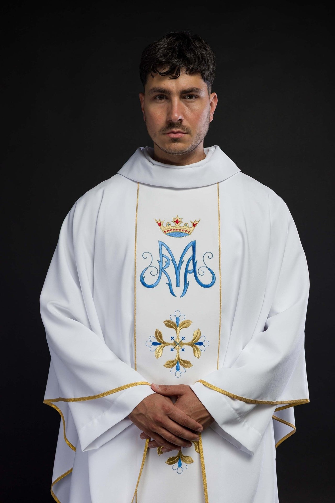 Biały ornat liturgiczny maryjny z pasem