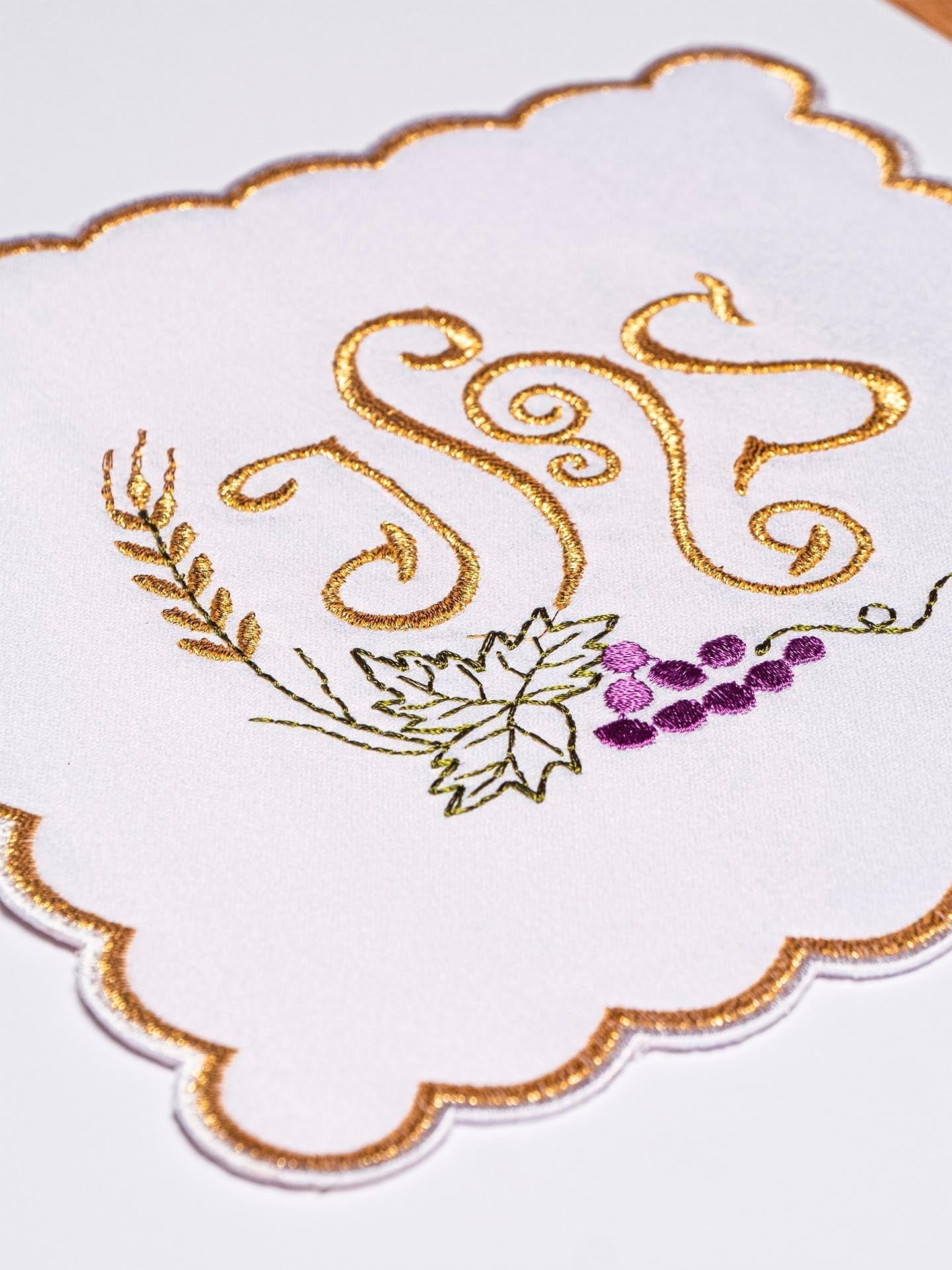 Embroidered chalice linen with grapes I