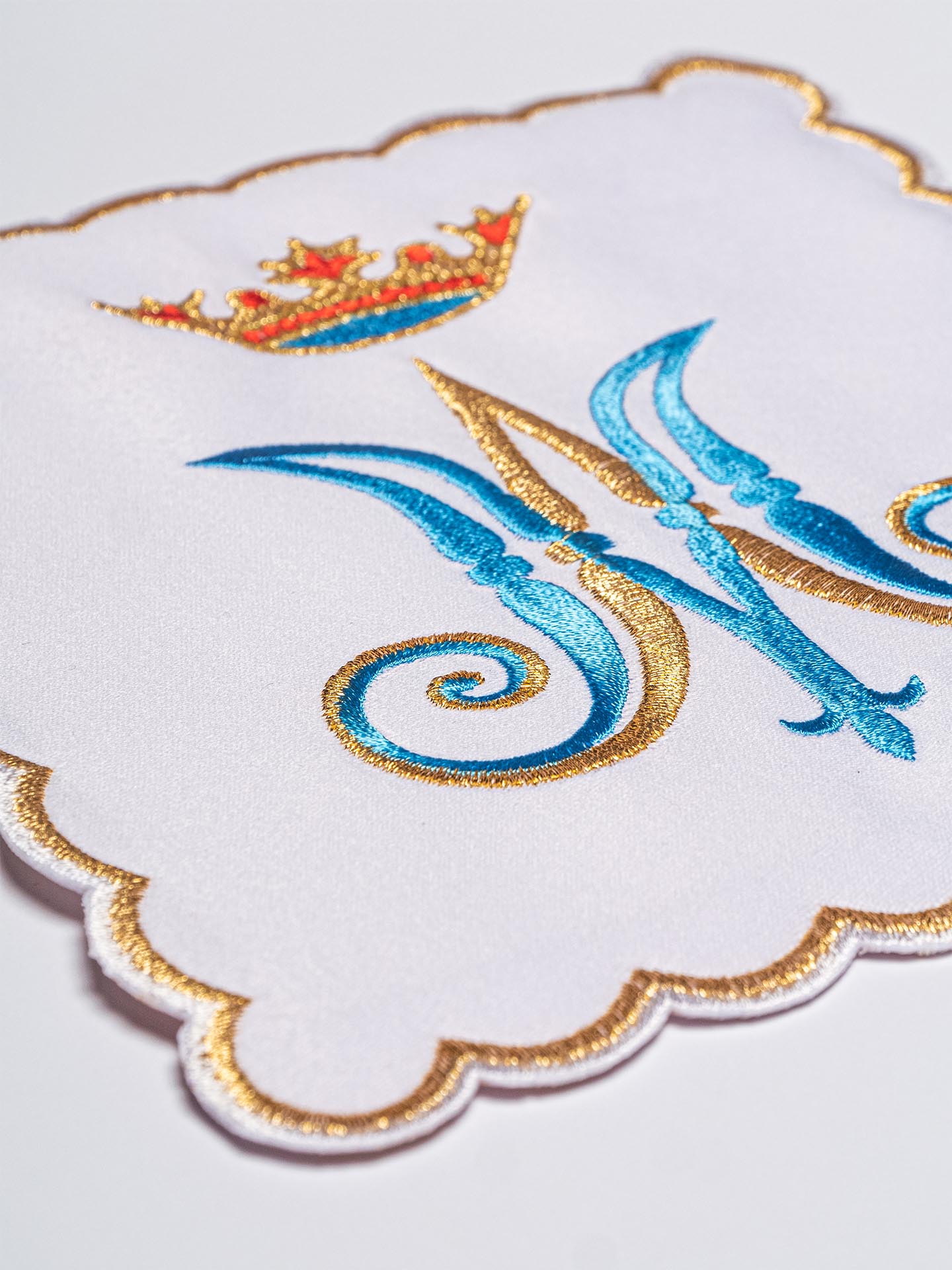 Embroidered chalice linen Marian