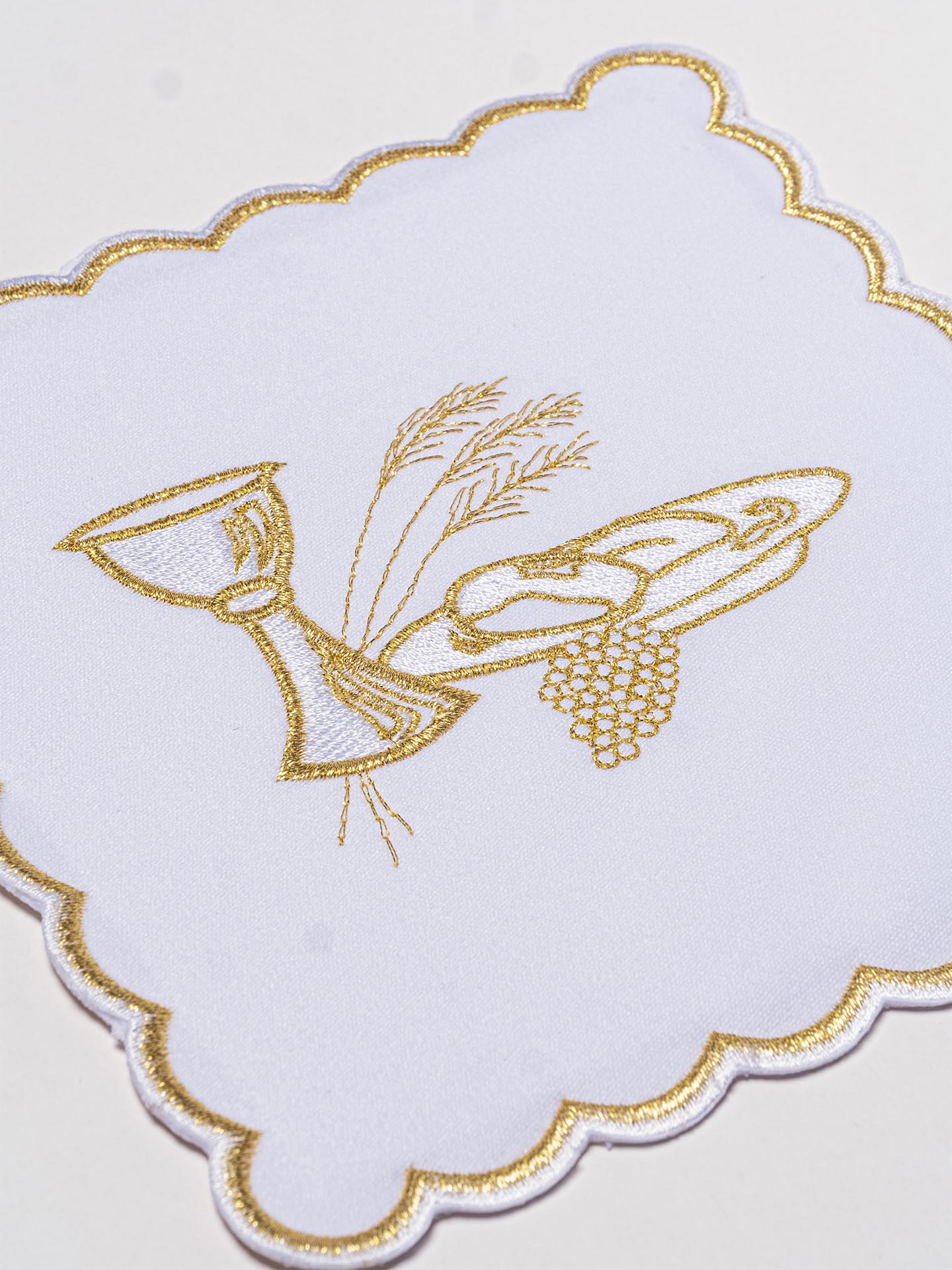 Chalice linen embroidered with Eucharistic motif