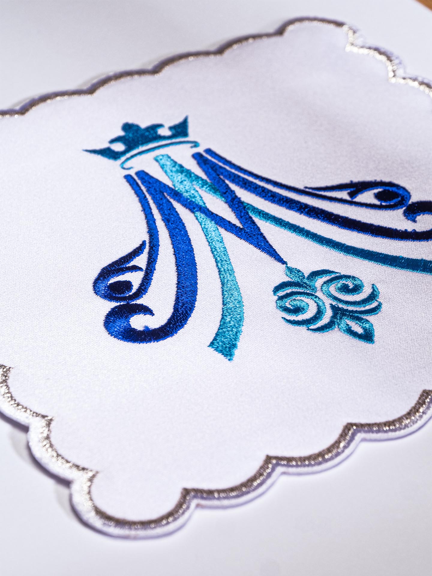 Chalice linen with blue Marian embroidery