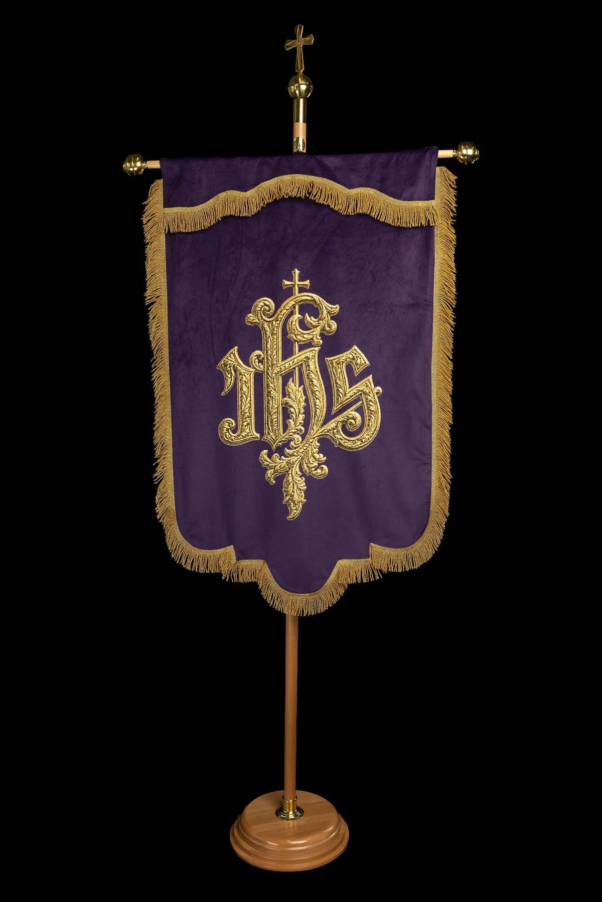 Stendardo viola per la Quaresima con monogramma IHS e Pax, vista frontale con asta