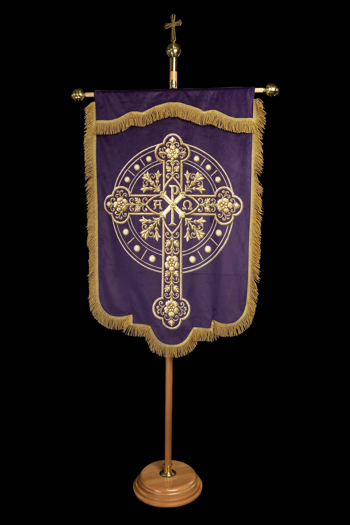 Stendardo viola con croce e Alfa e Omega, vista posteriore