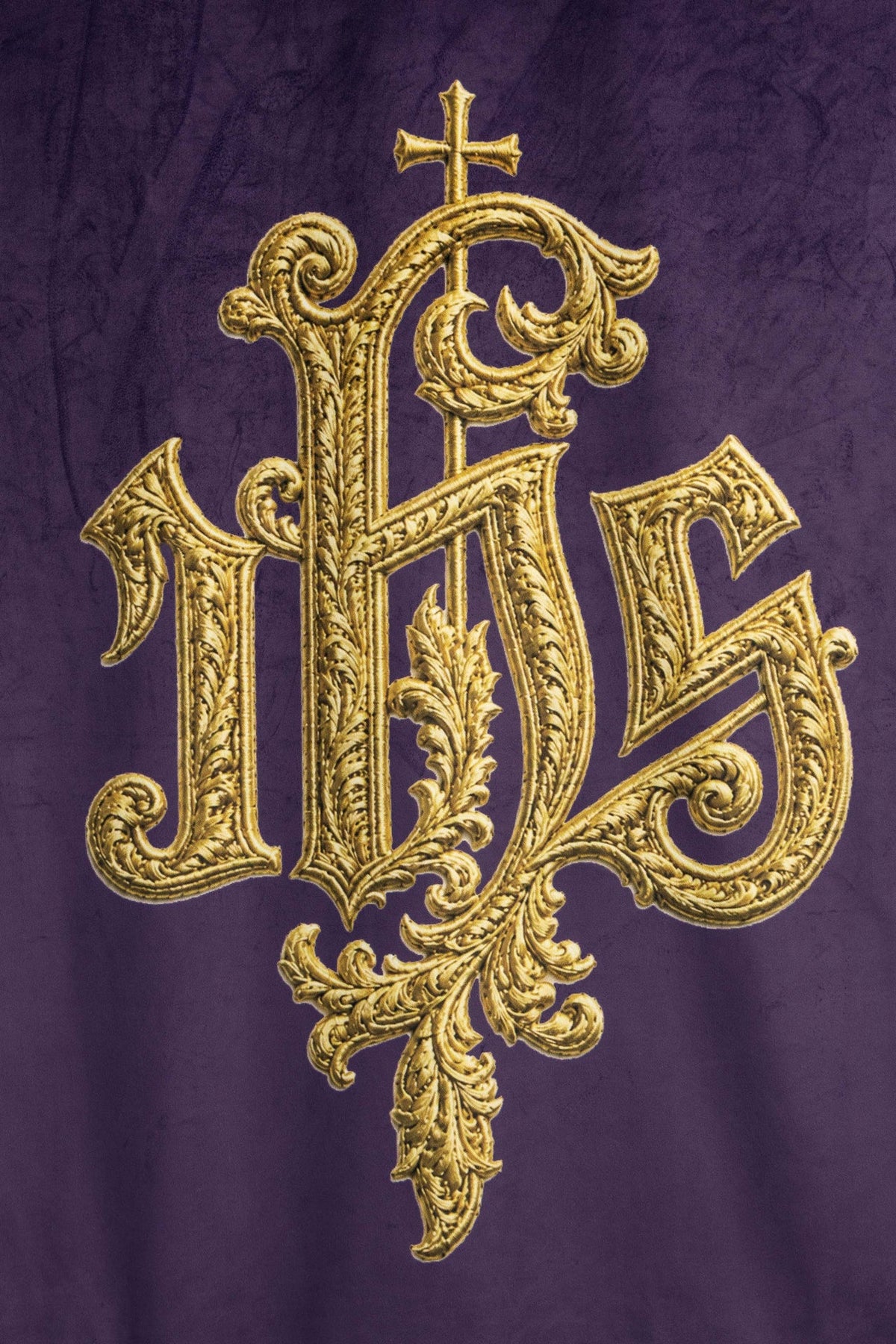 Stendardo viola con monogramma IHS, dettaglio frontale ricamato