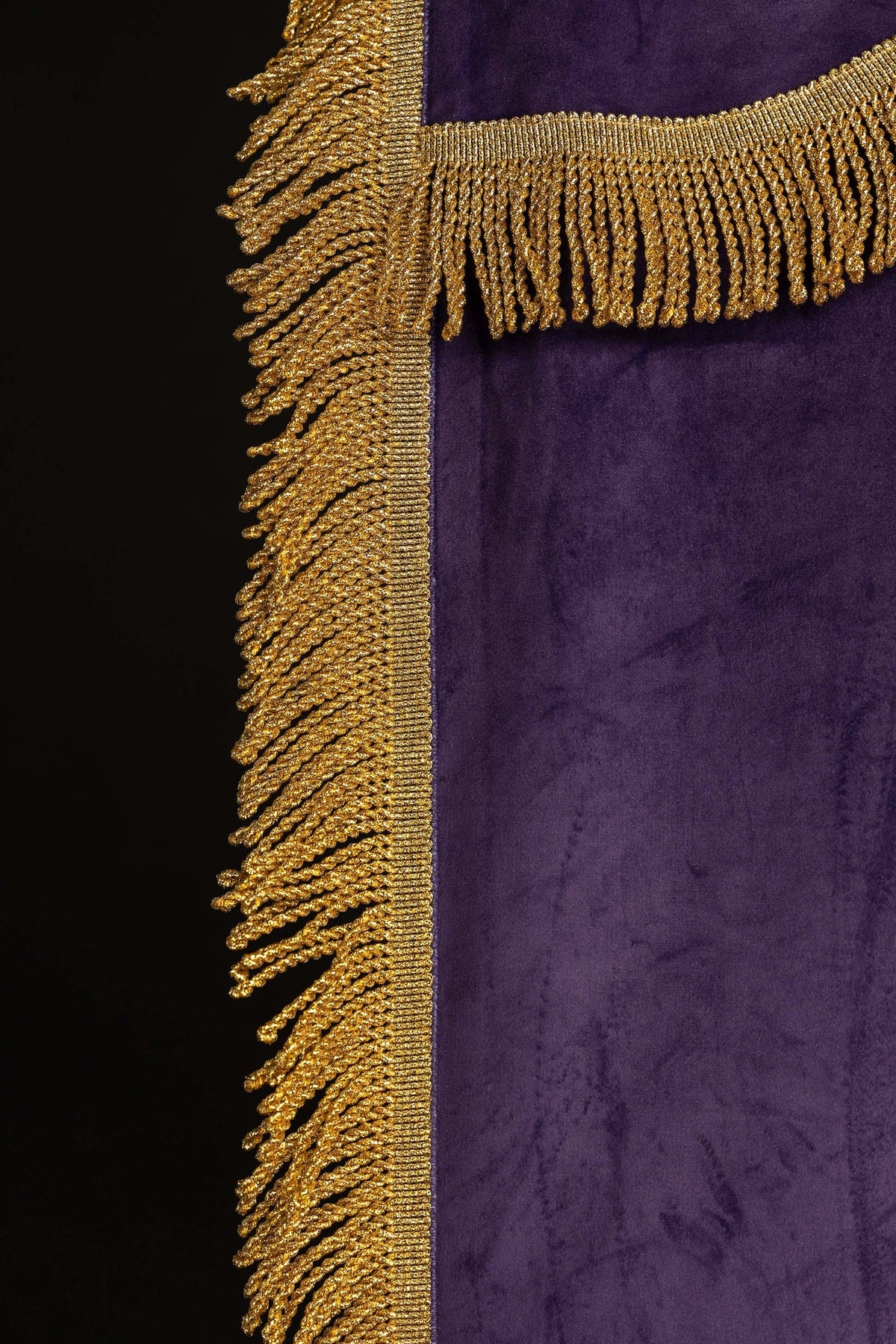 Stendardo viola con frangia dorata, dettaglio del bordo laterale