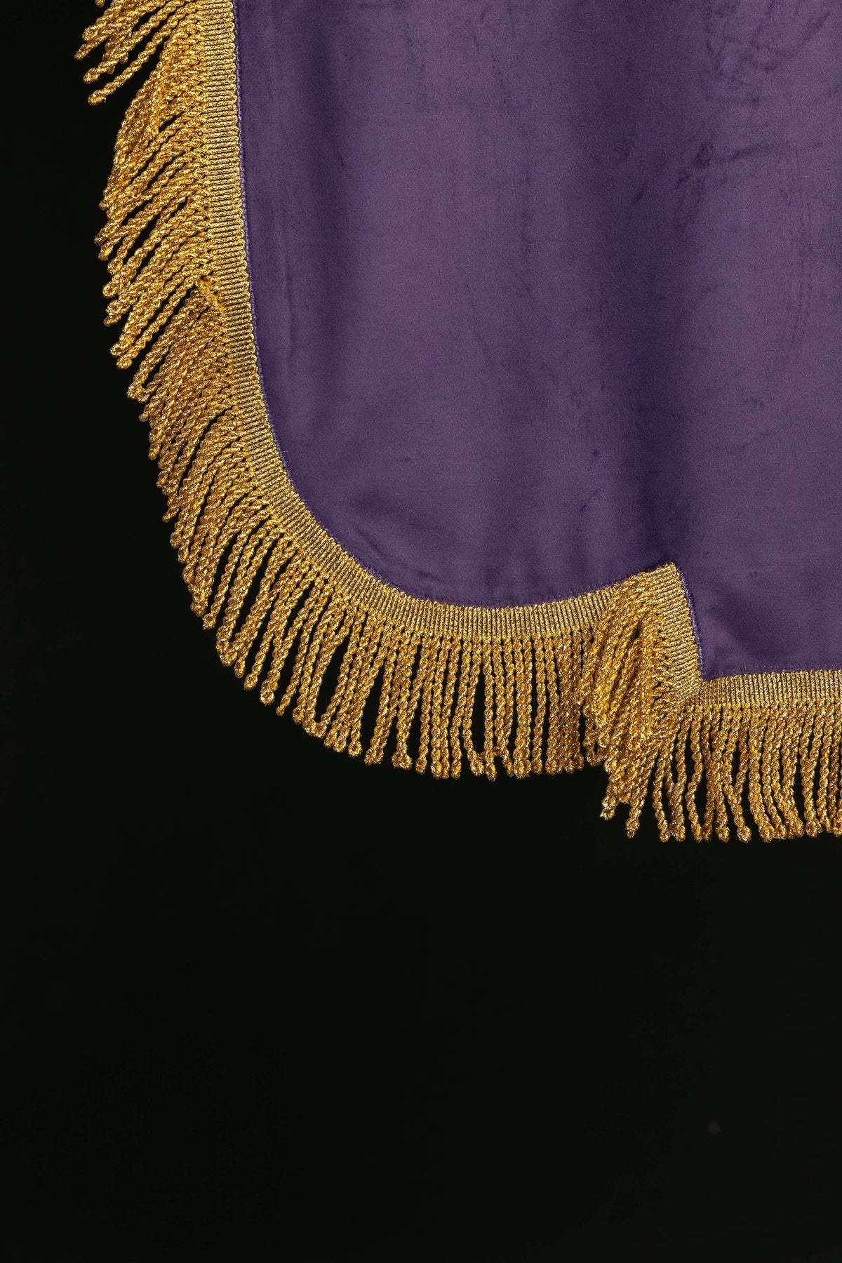 Stendardo viola con frangia dorata, dettaglio del bordo inferiore