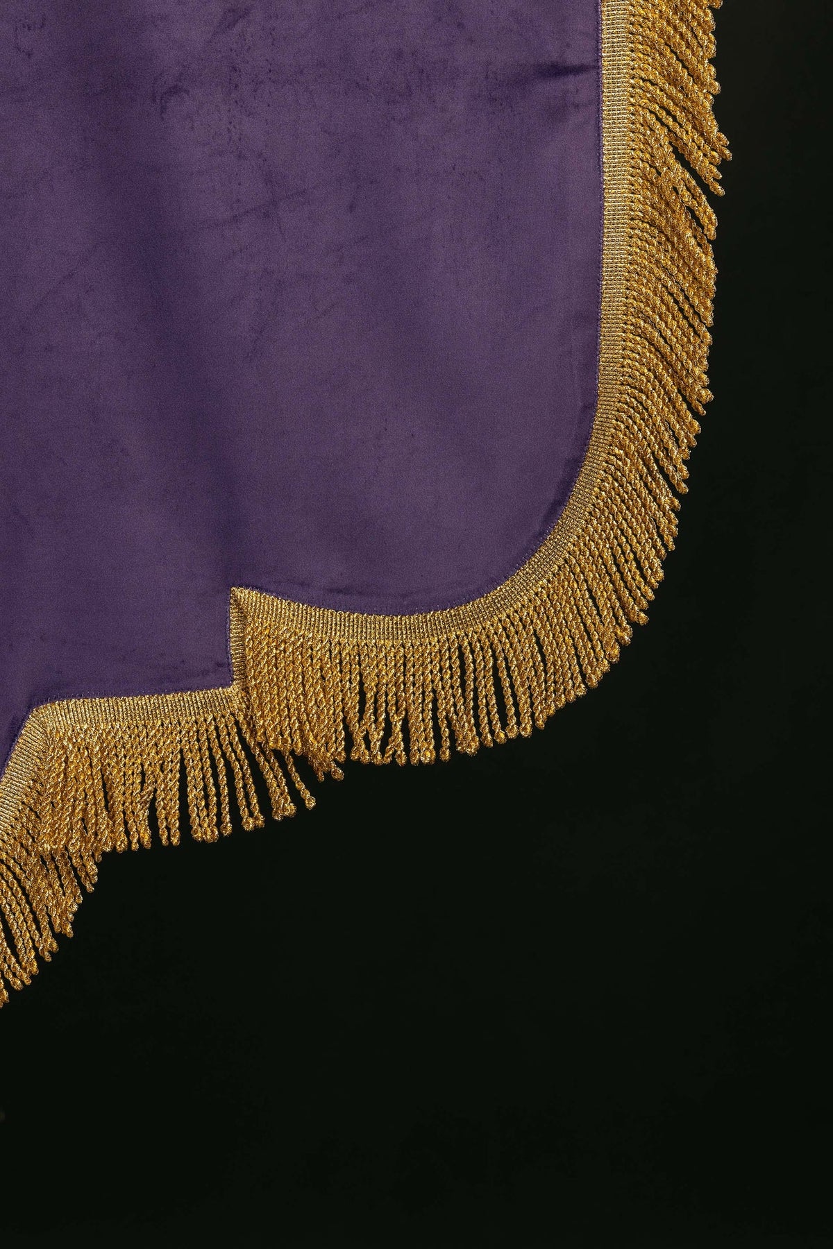Stendardo viola con frangia dorata, dettaglio dell'angolo inferiore