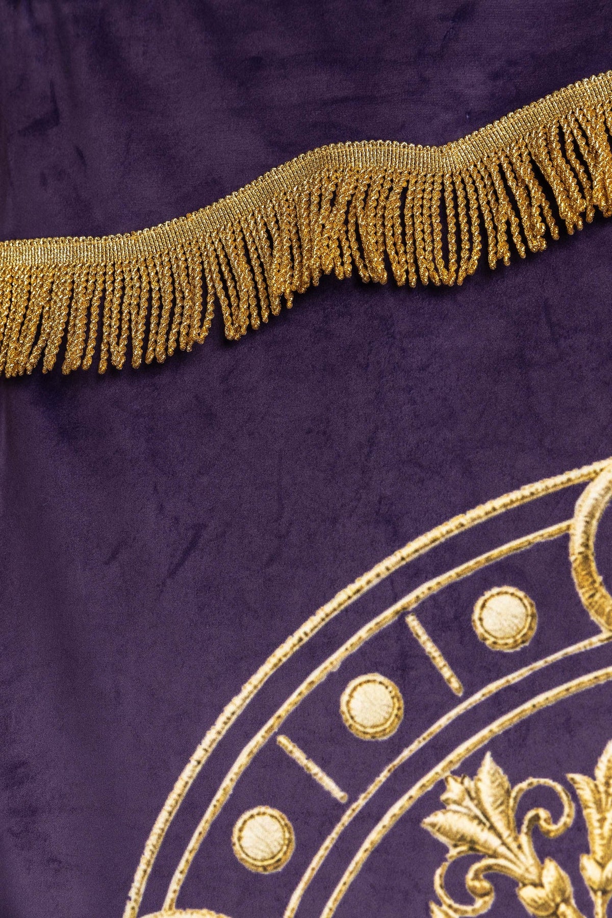 Stendardo viola con croce e Alfa e Omega, dettaglio del motivo circolare