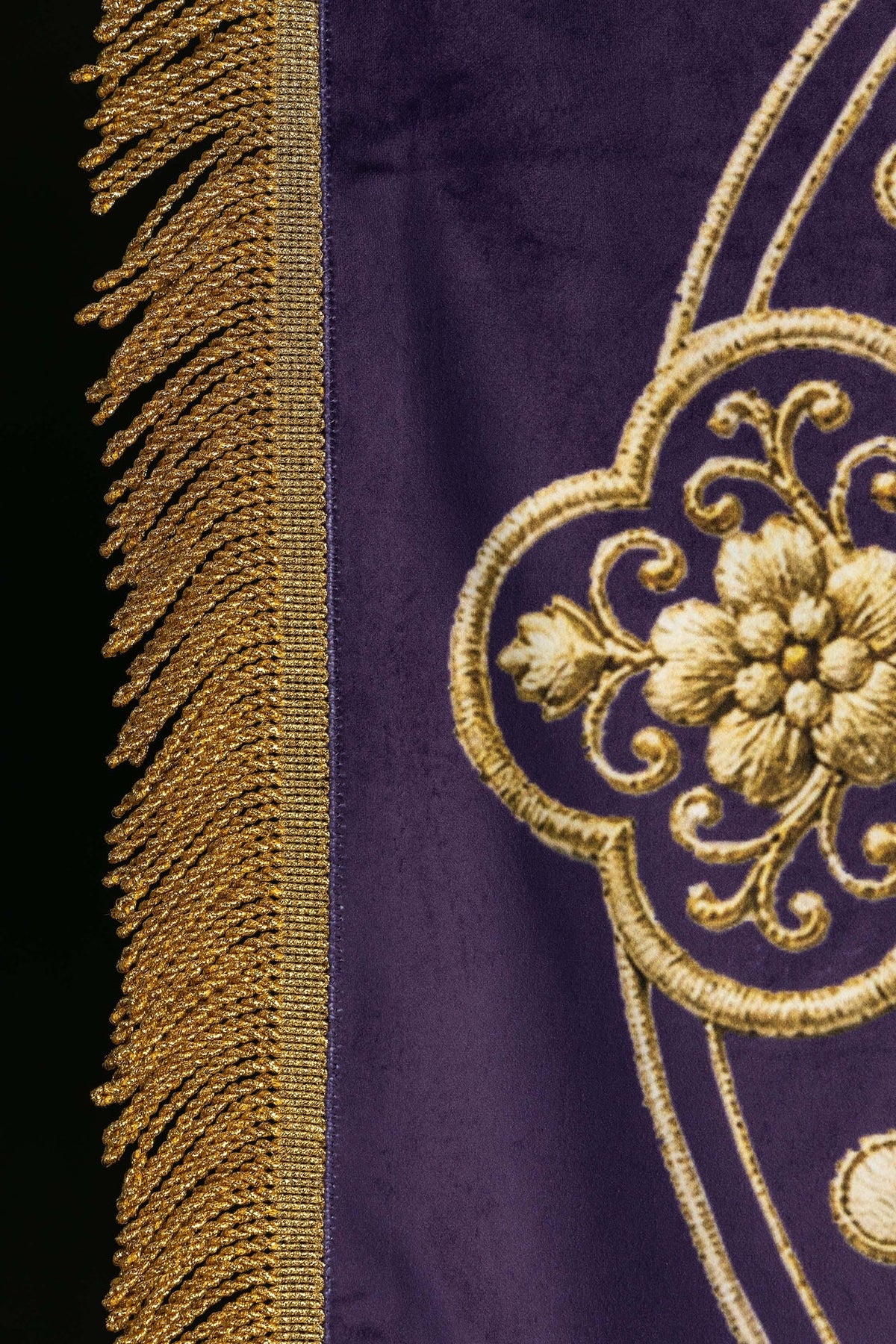 Stendardo viola con croce e Alfa e Omega, dettaglio del ricamo floreale