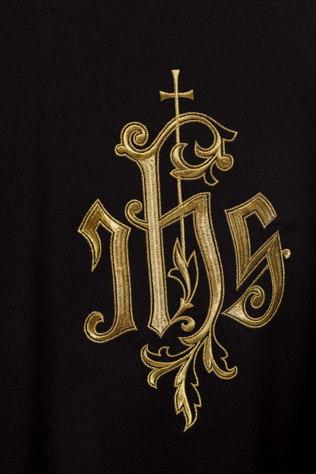 Czarny ornat haftowany IHS
