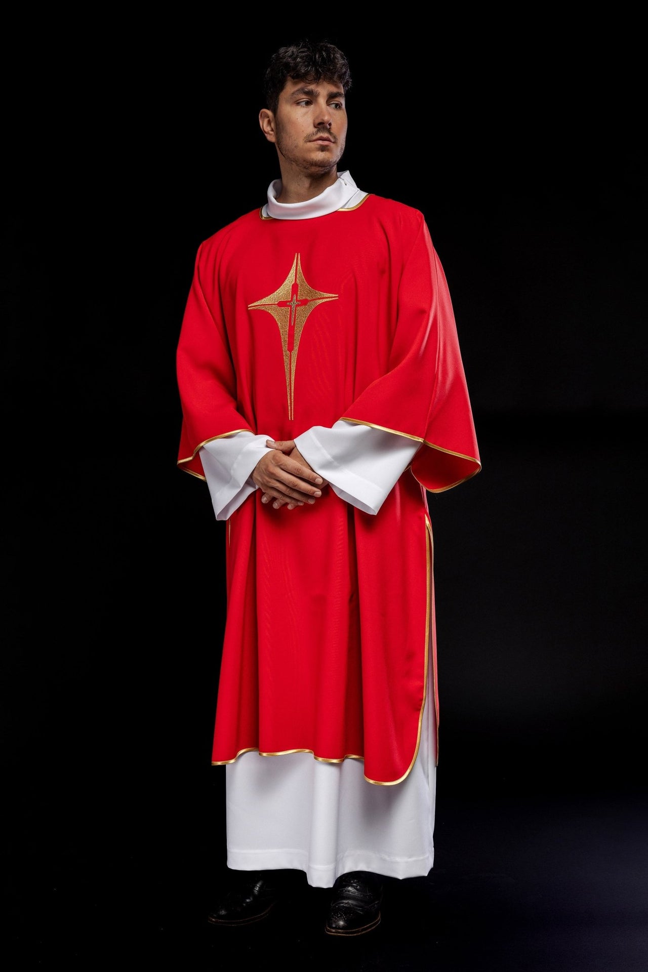 Czerwona Dalmatyka z haftowanym złotym krzyżem