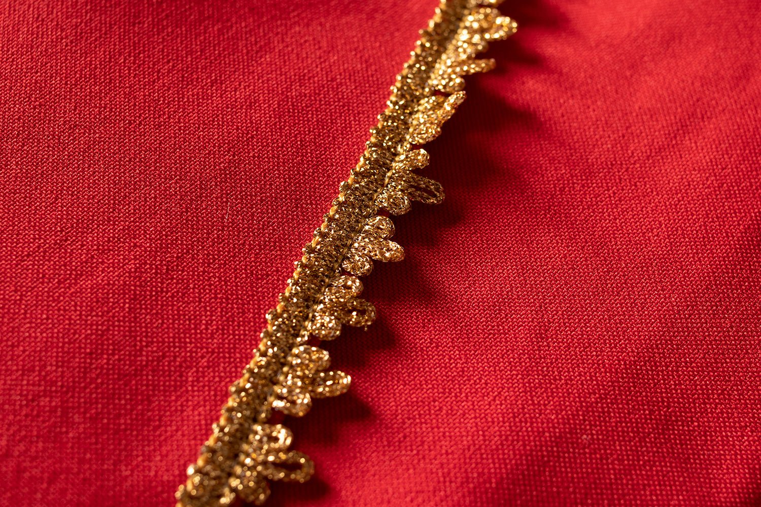 Czerwony ornat rzymski haftowany z motywem Serca Jezusa Chrystusa