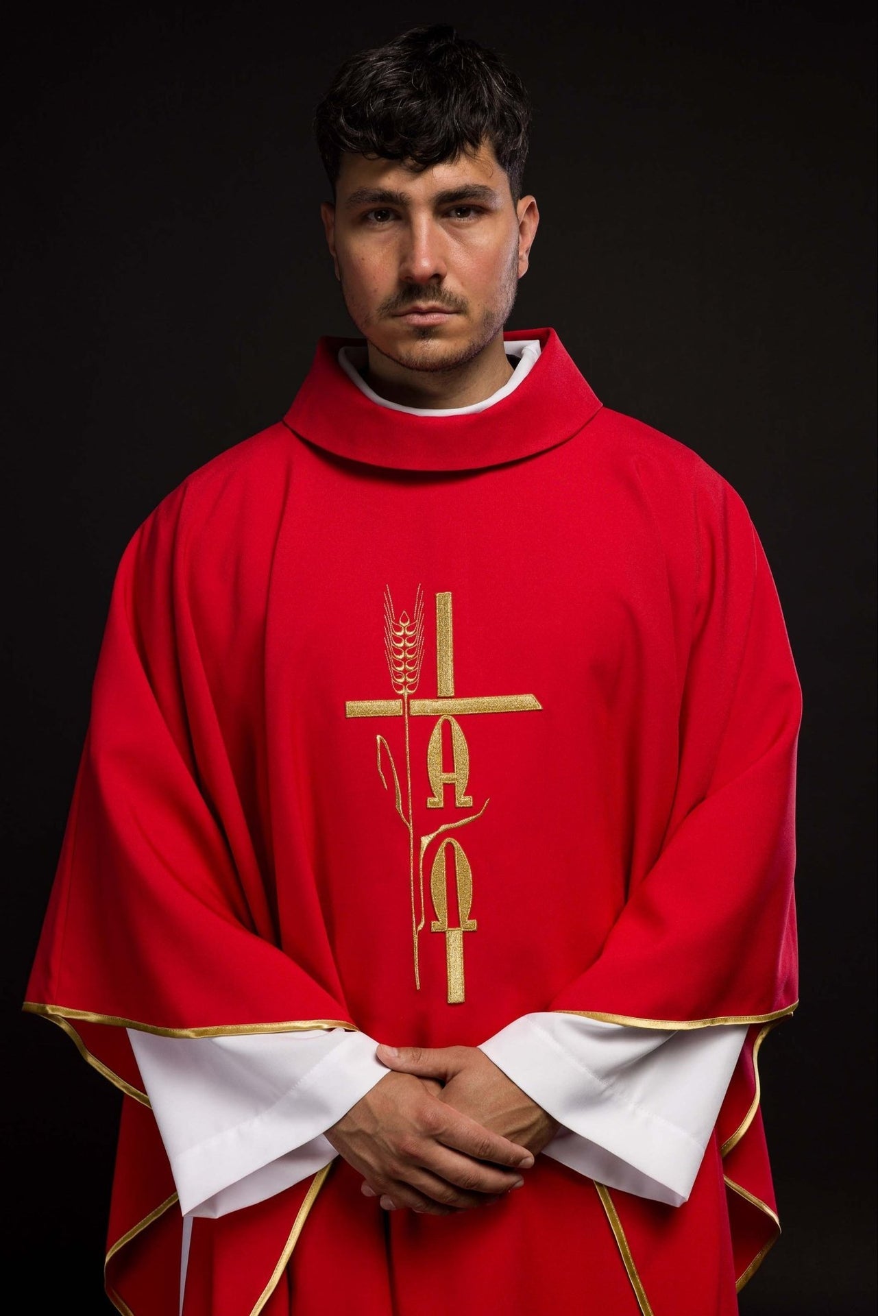 Czerwony ornat z haftem Alfa Omega