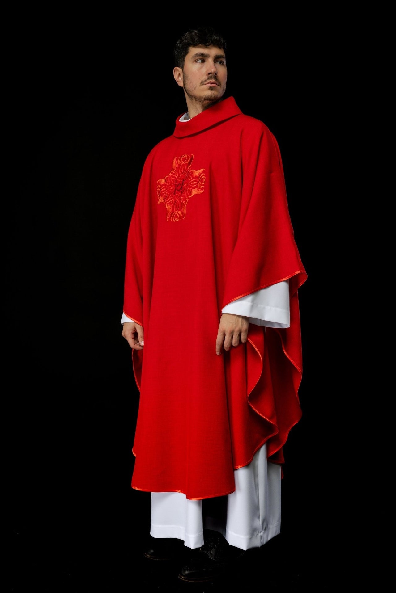 Czerwony ornat z haftem Krzyża