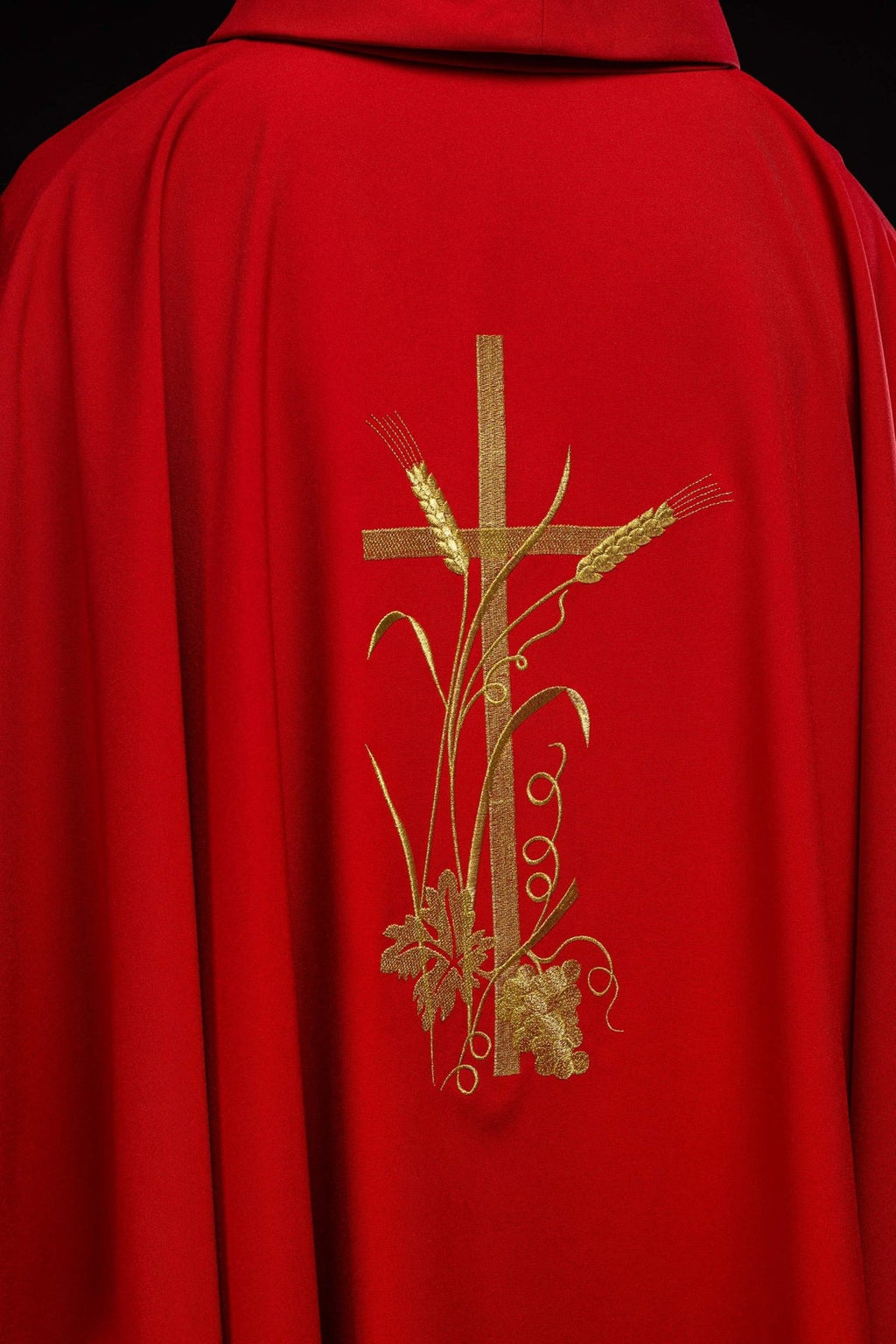 Czerwony ornat z złotym haftem krzyża