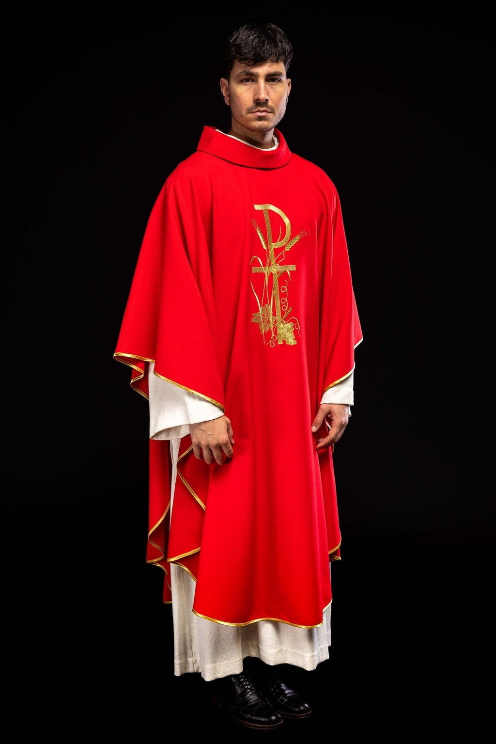 Czerwony ornat z złotym haftem krzyża