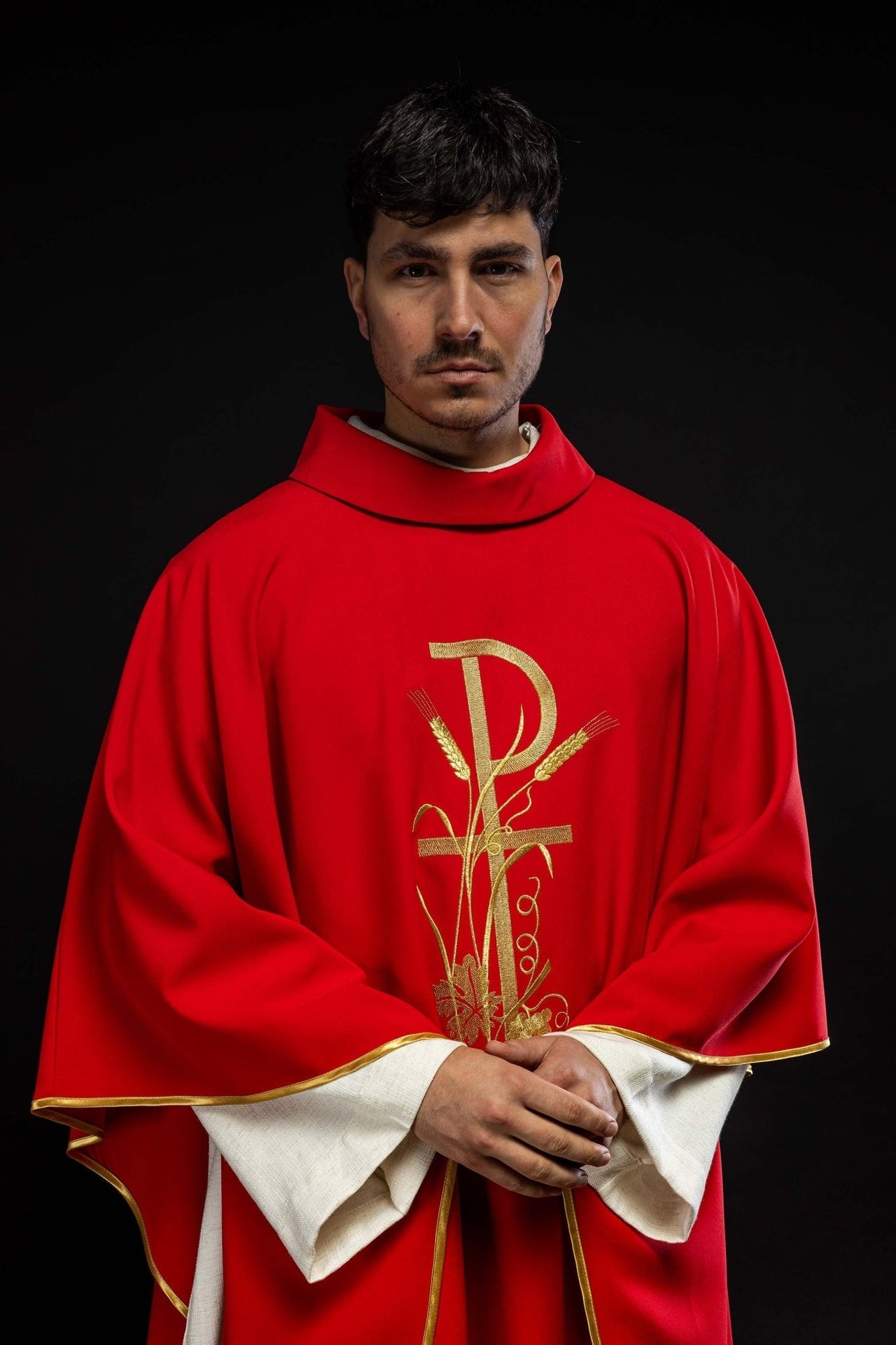 Czerwony ornat z złotym haftem krzyża