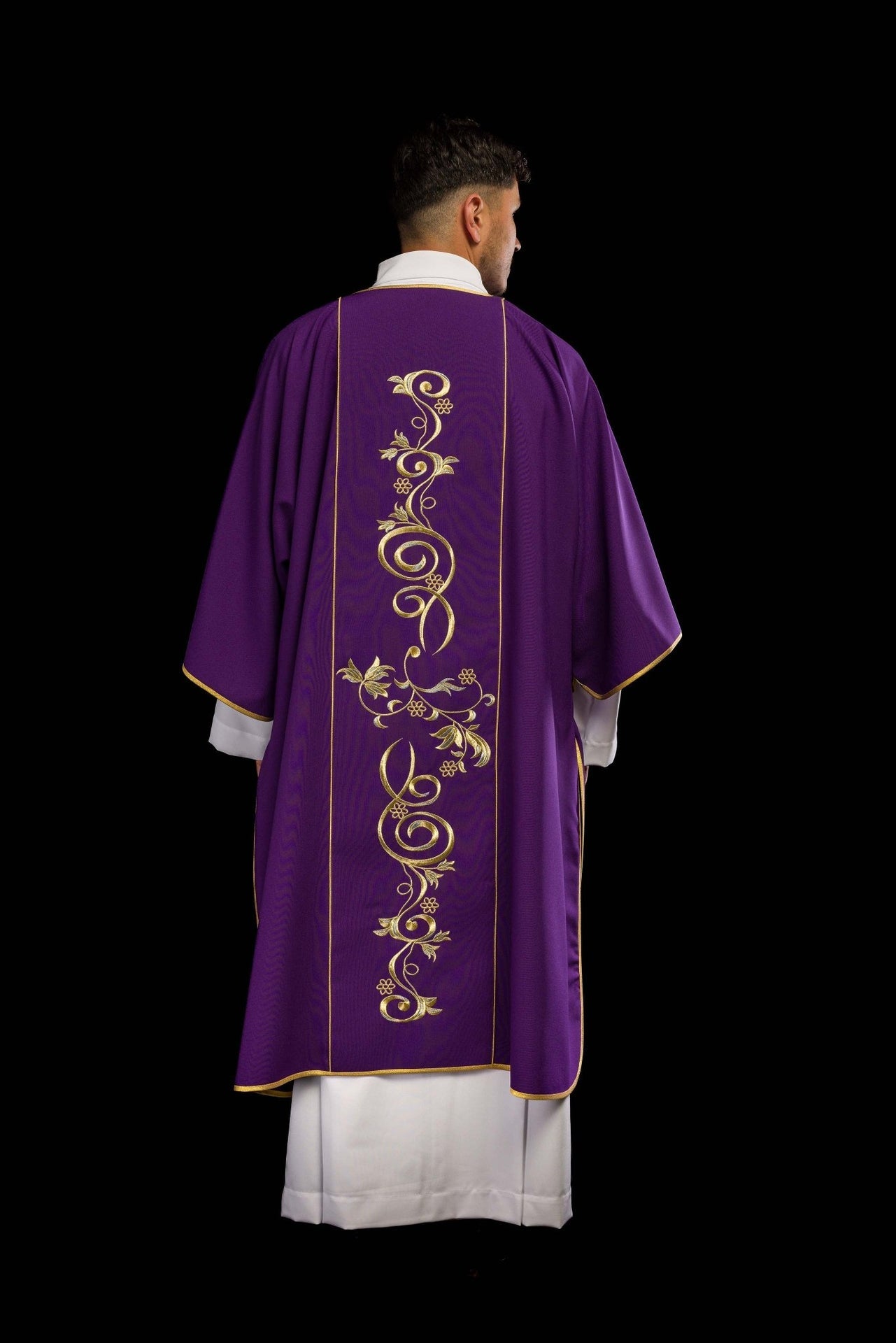 Dalmatyka fioletowa z haftowanym pasem IHS