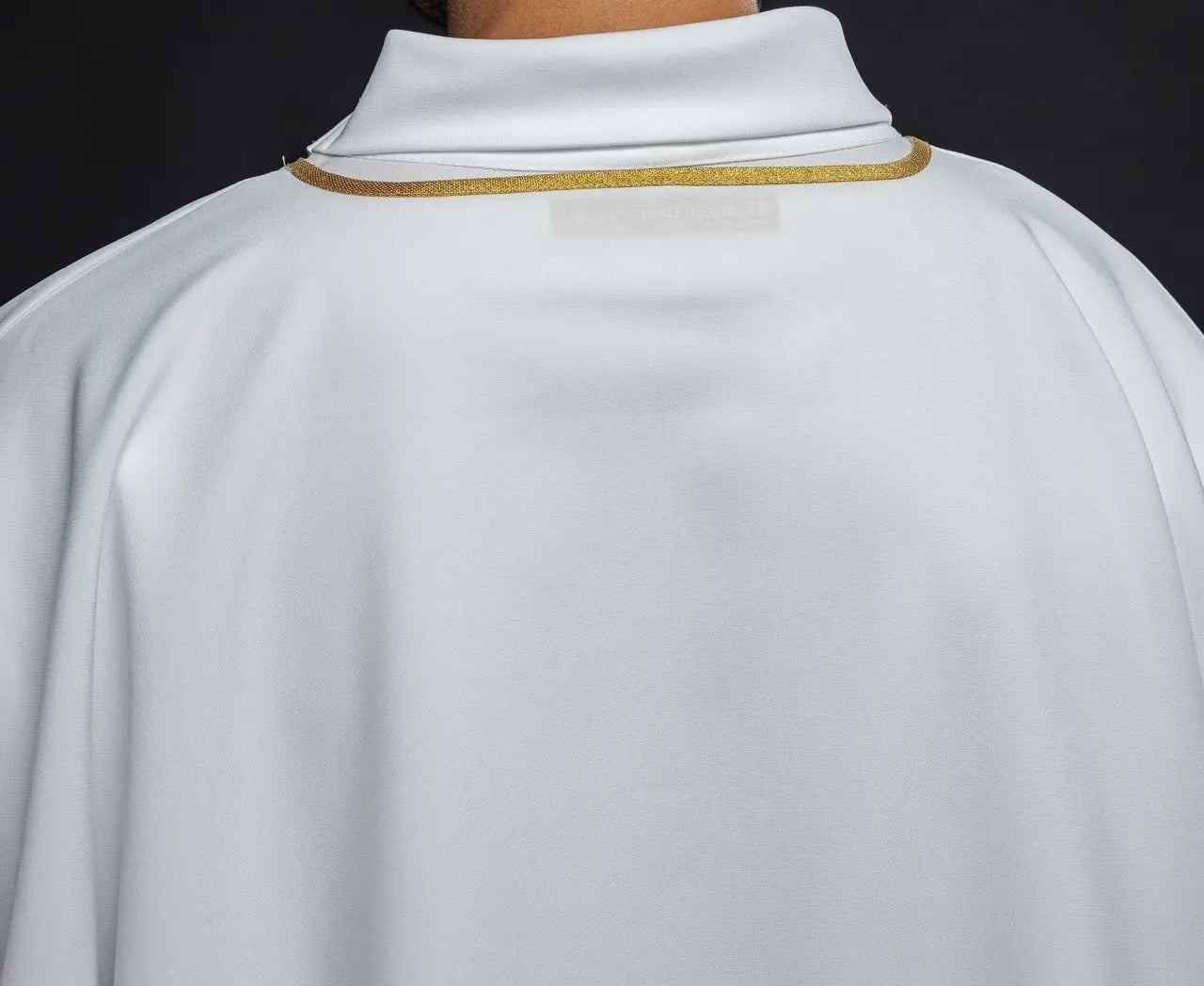 Dalmáticas lisas bordadas com acabamento dourado branco