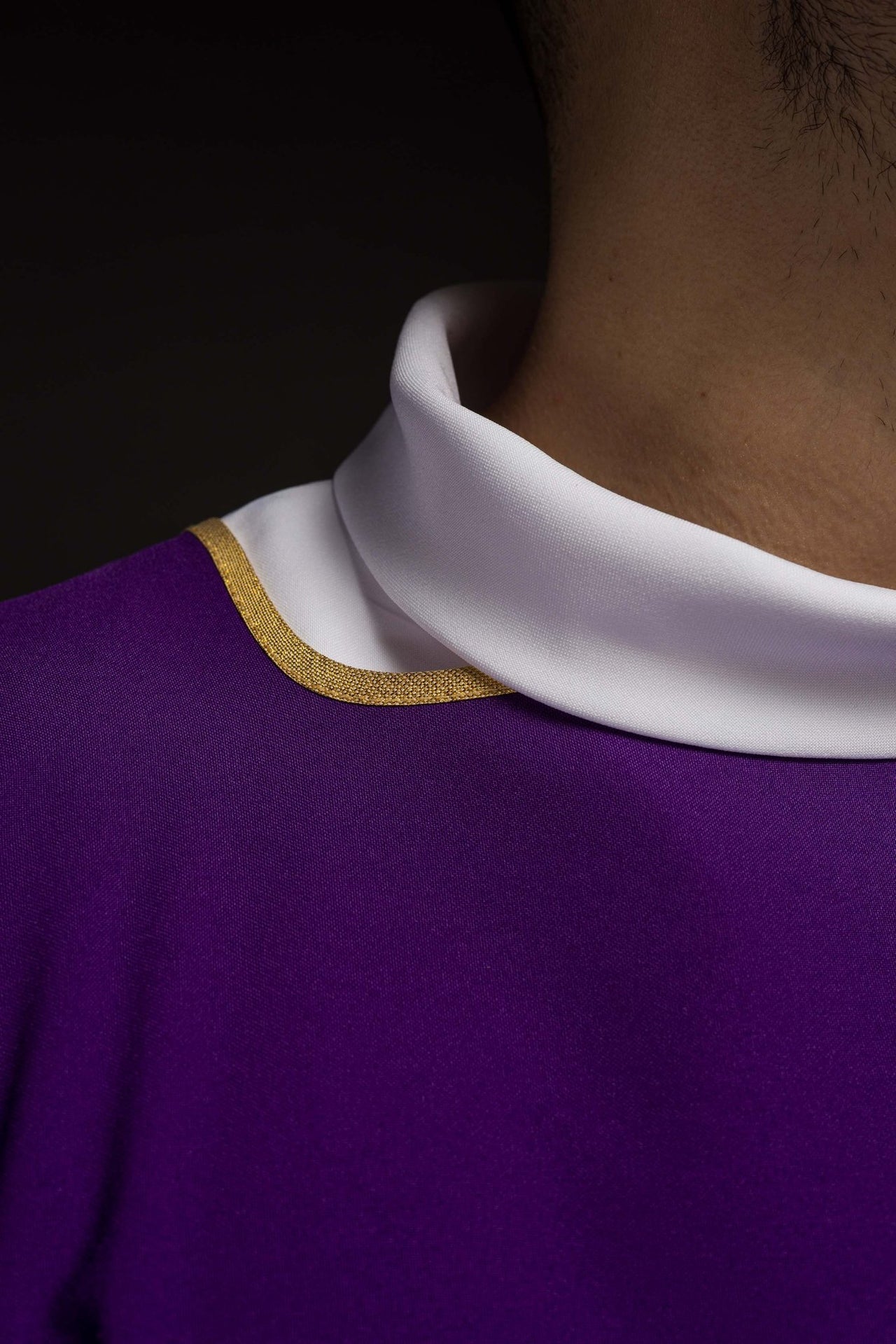 Dalmatyka gładka ze złotą lamówką fioletowa