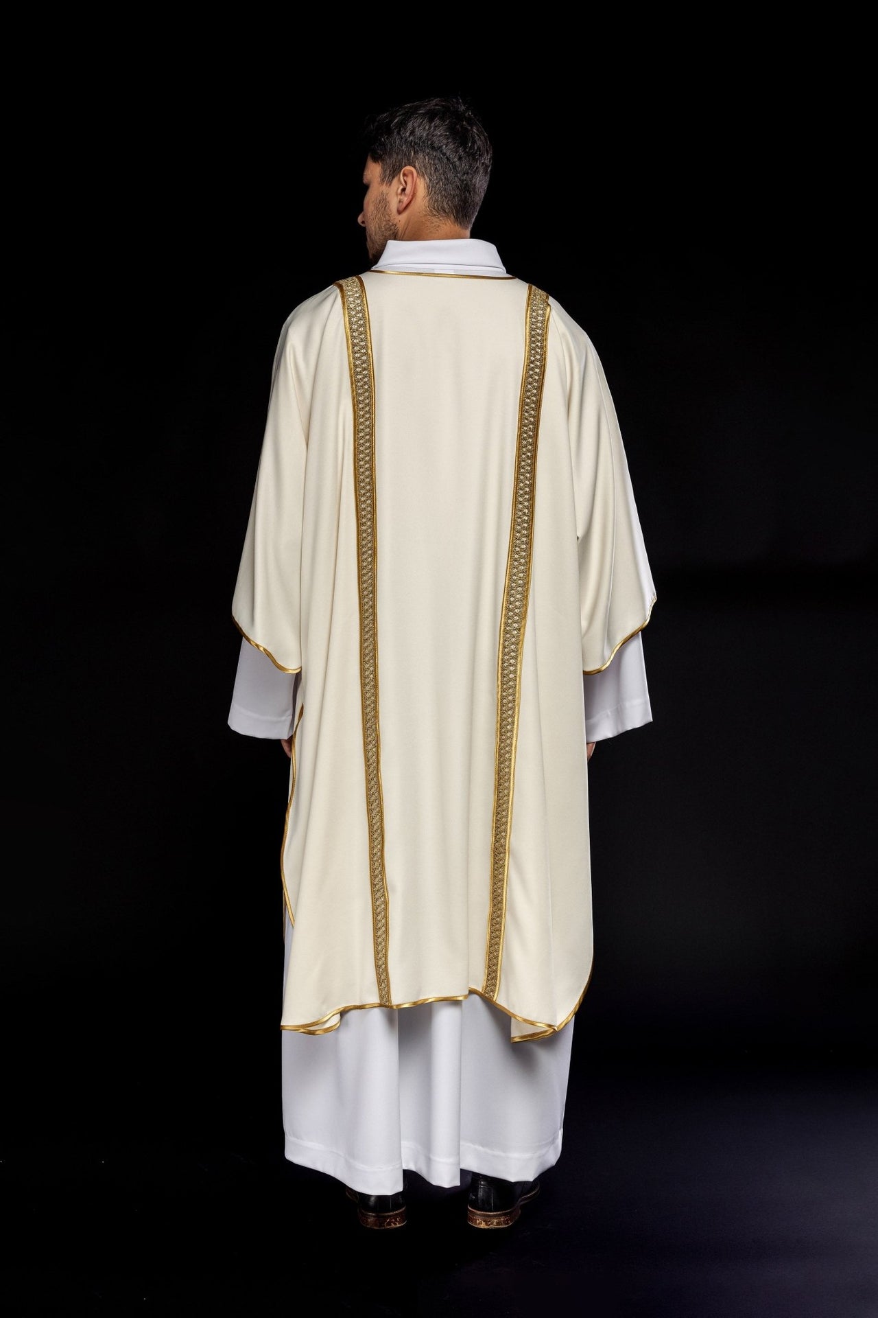 Dalmatyka ozdobiona złotymi pasami ecru