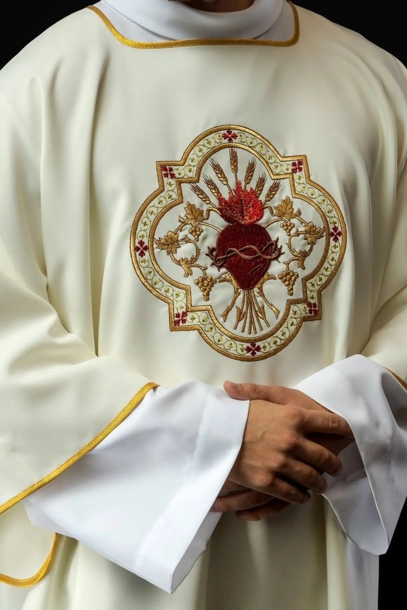 Dalmatica with the motif of the Heart of Jesus and the Eucharistic Chalice