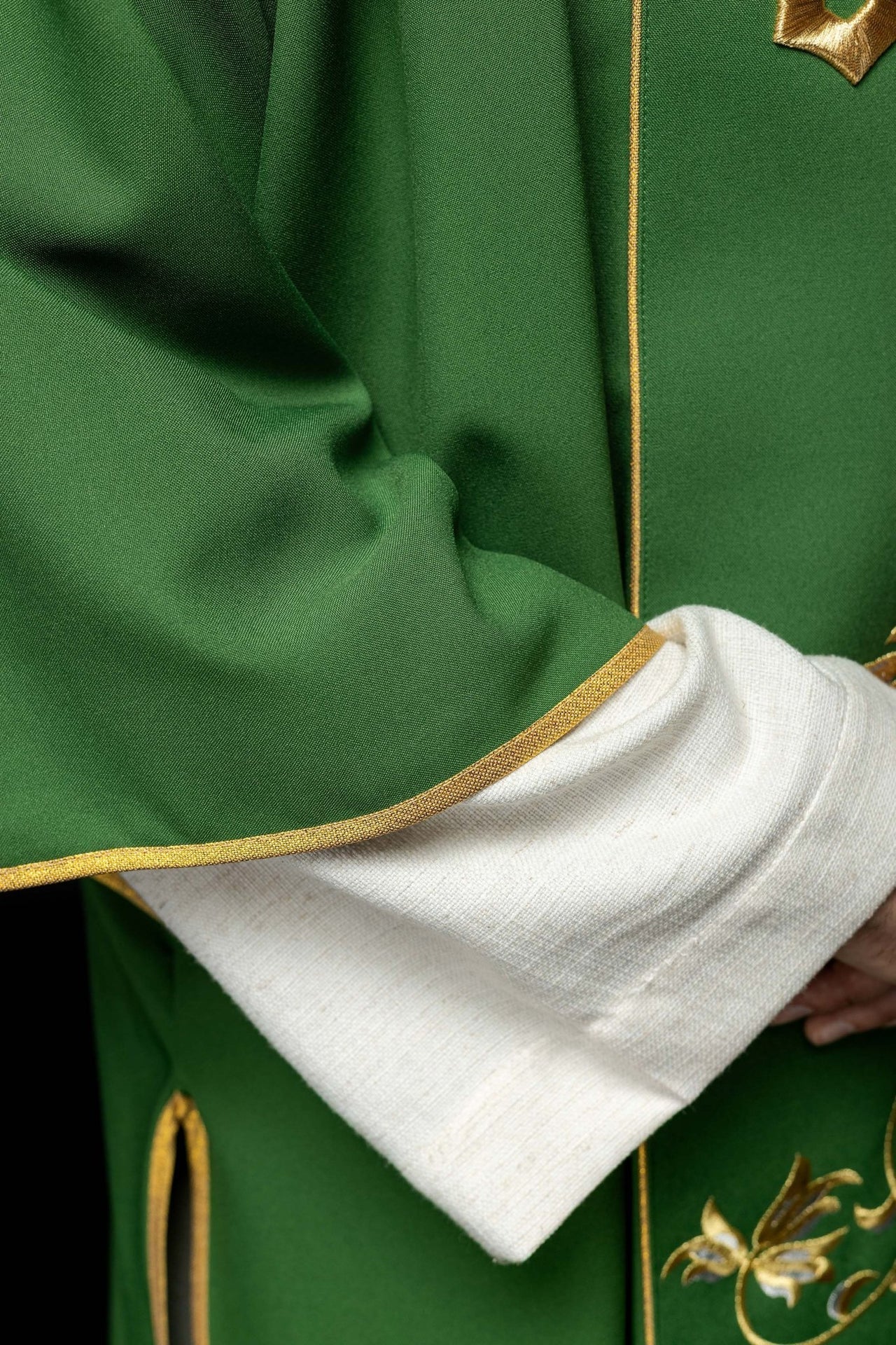 Dalmatyka zielona z haftowanym pasem IHS