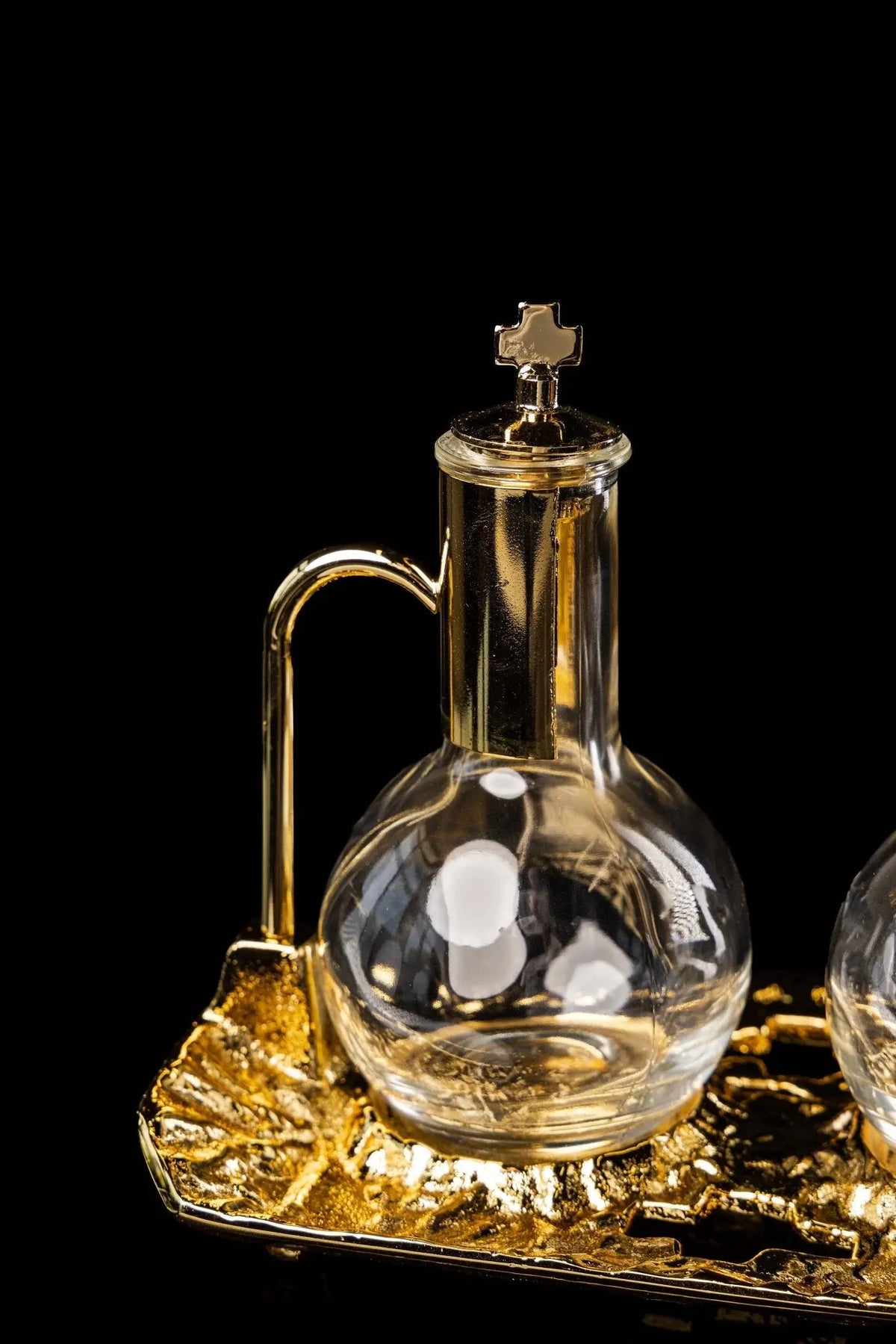 Trasparente ampollina liturgica con croce e vassoio placcato oro, dettaglio frontale