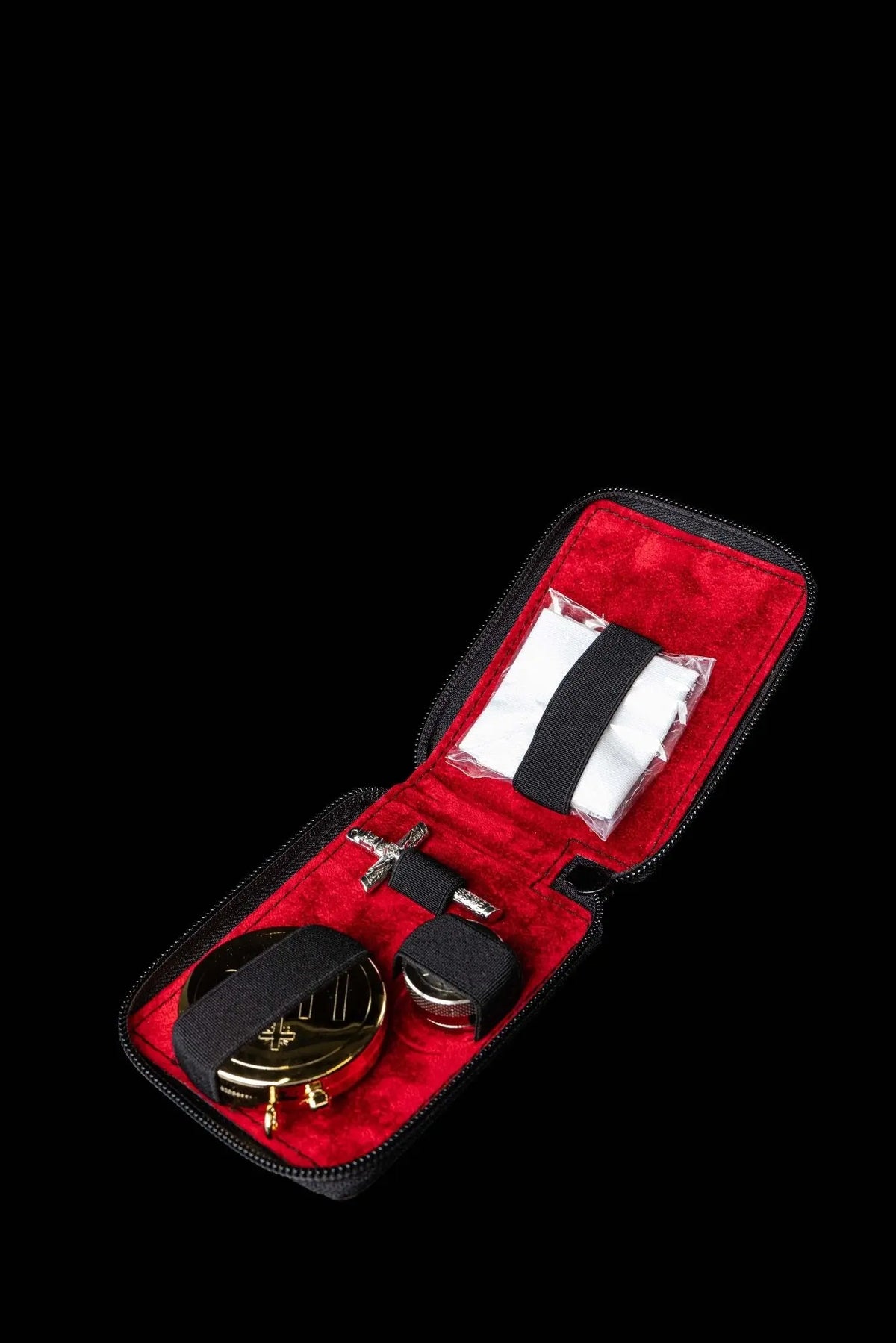 Borsa liturgica con dotazione e custodia rigida rossa, croce sui contenitori, vista interna