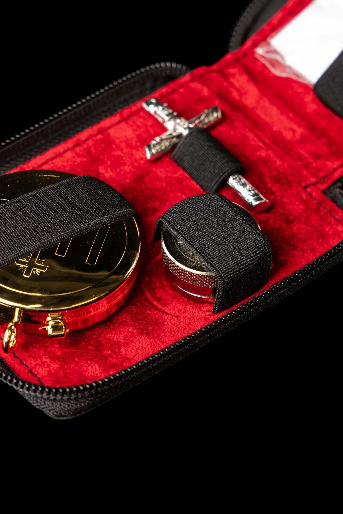 Borsa liturgica rossa con dotazione, croce e contenitori, dettaglio interno