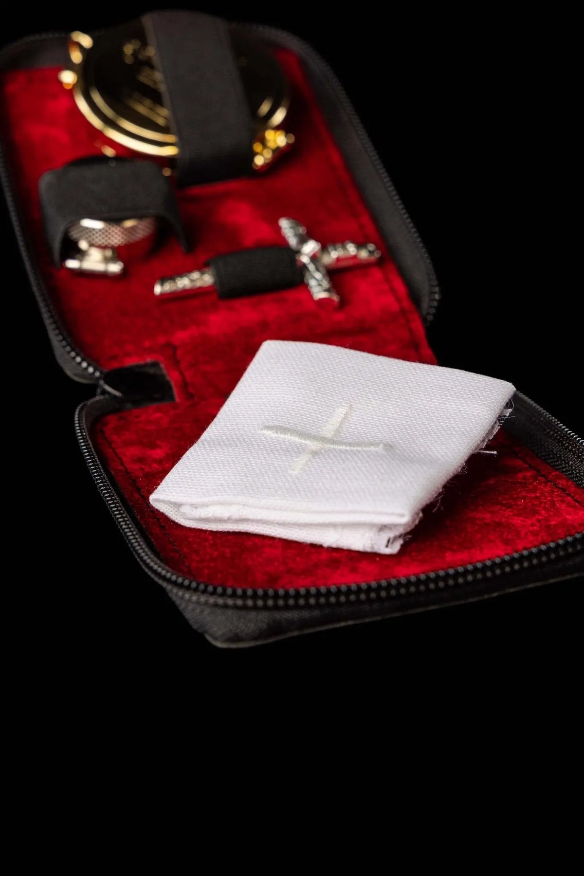 Borsa liturgica rossa con dotazione, corporale bianco con croce, vista interna