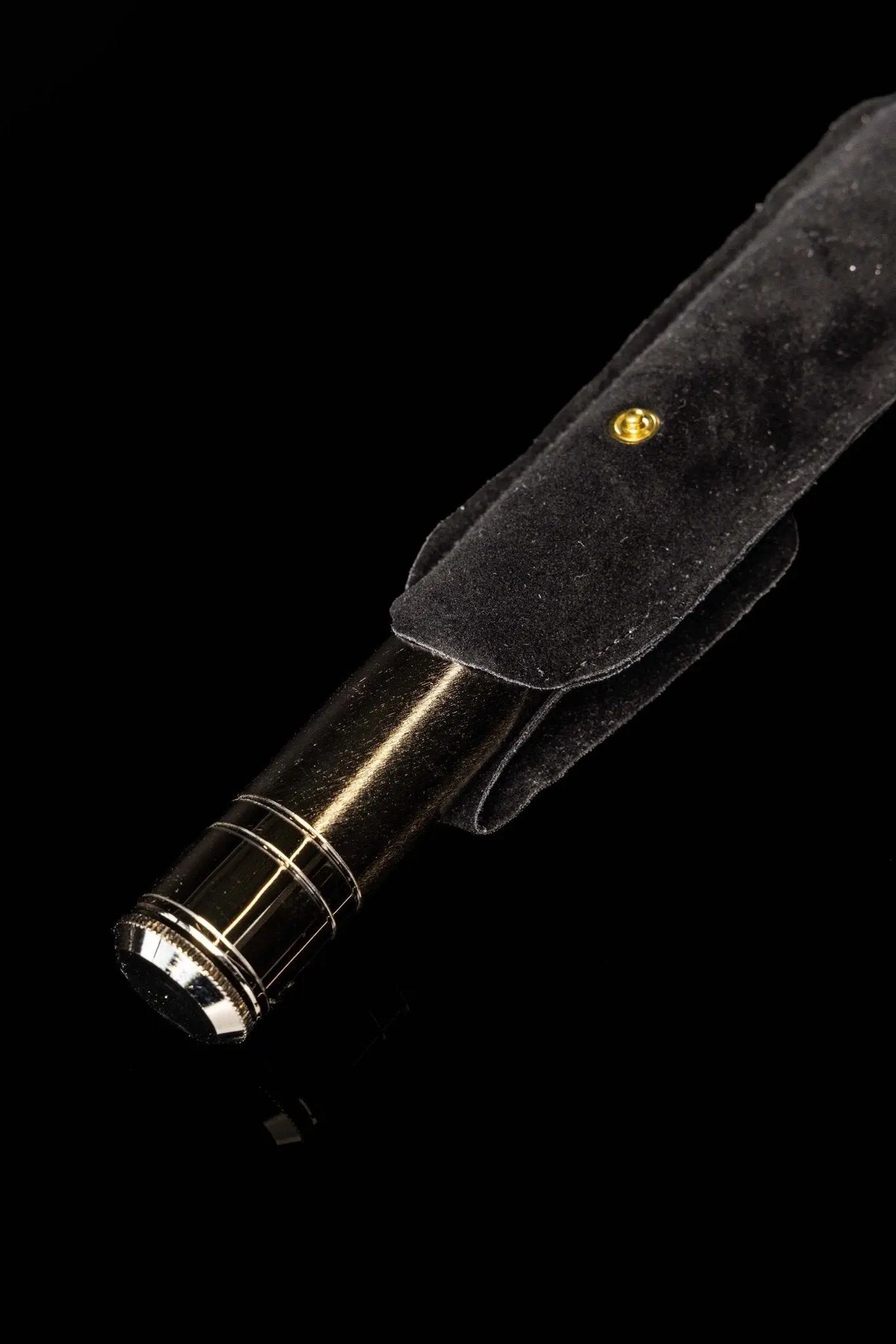 Aspersorio liturgico in metallo con custodia, 17 cm, nero e argento, custodia chiusa, dettaglio