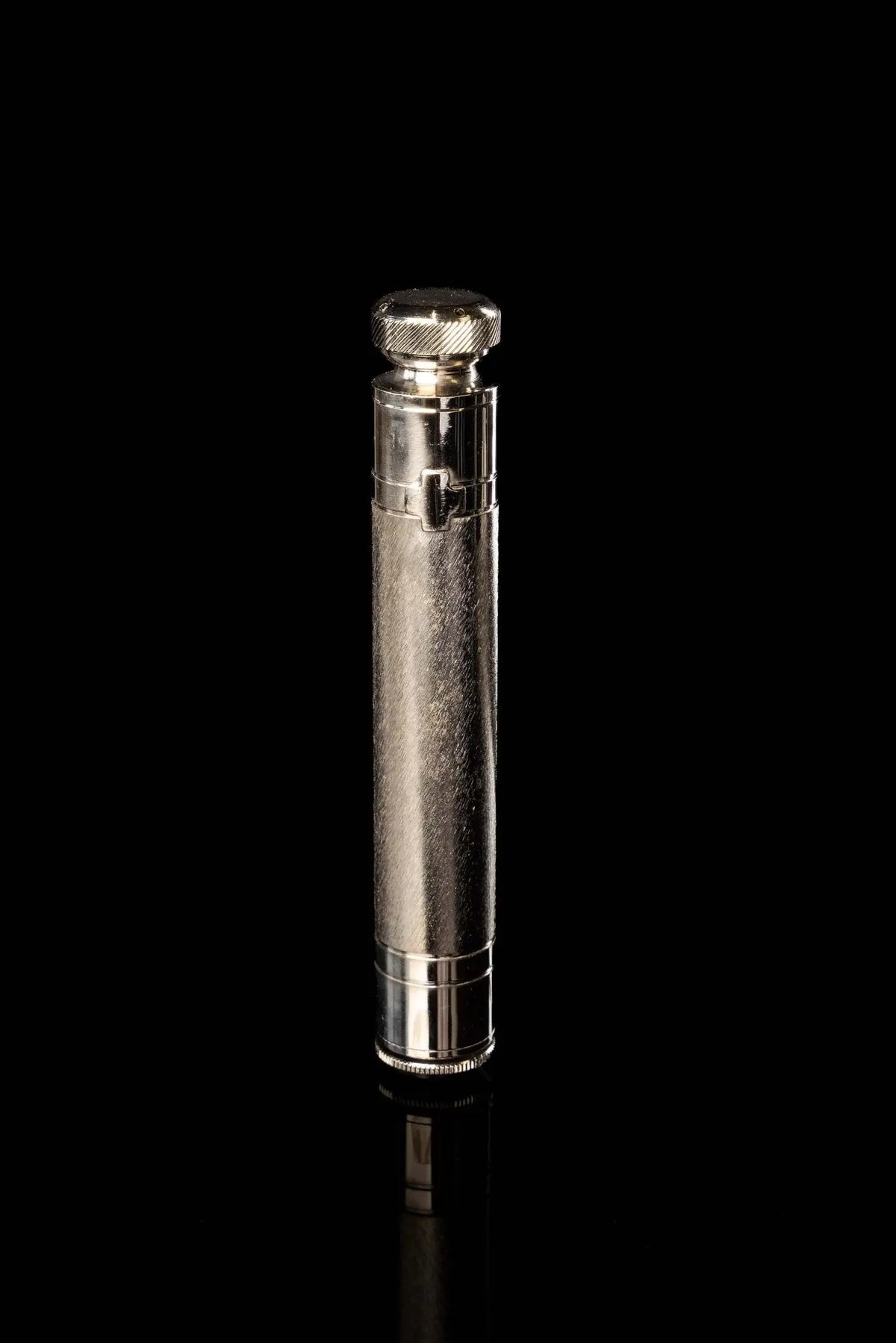 Argento aspersorio liturgico, corpo metallico verticale, vista frontale