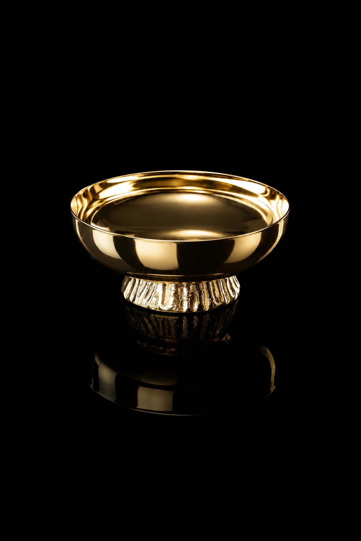 Gold-plated paten with decorative nodus, angled view
