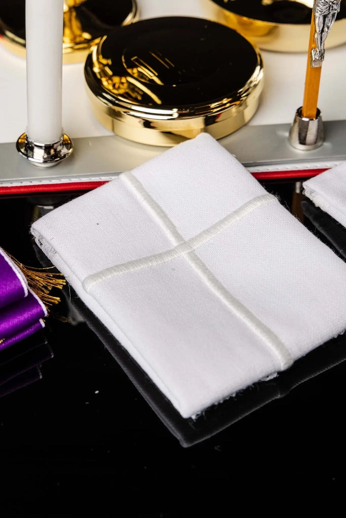 Valigia missionaria con equipaggiamento liturgico bianco, croce ricamata, vista ravvicinata del corporale