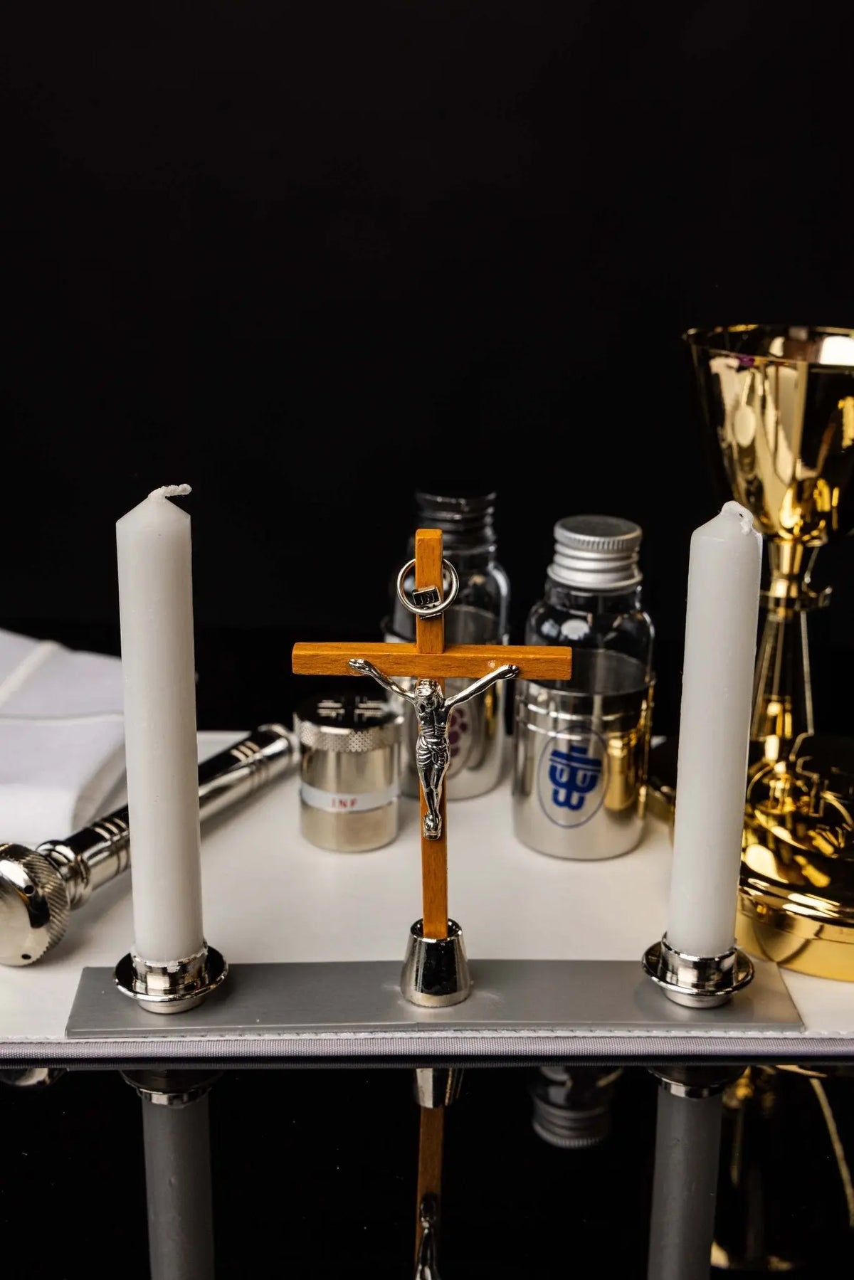 Nera valigia liturgica con croce lignea e candele, vista interna ravvicinata
