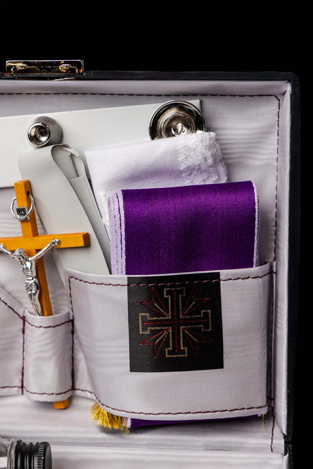 Valigetta liturgica bordeaux con purificatorio viola e croce, dettaglio interno