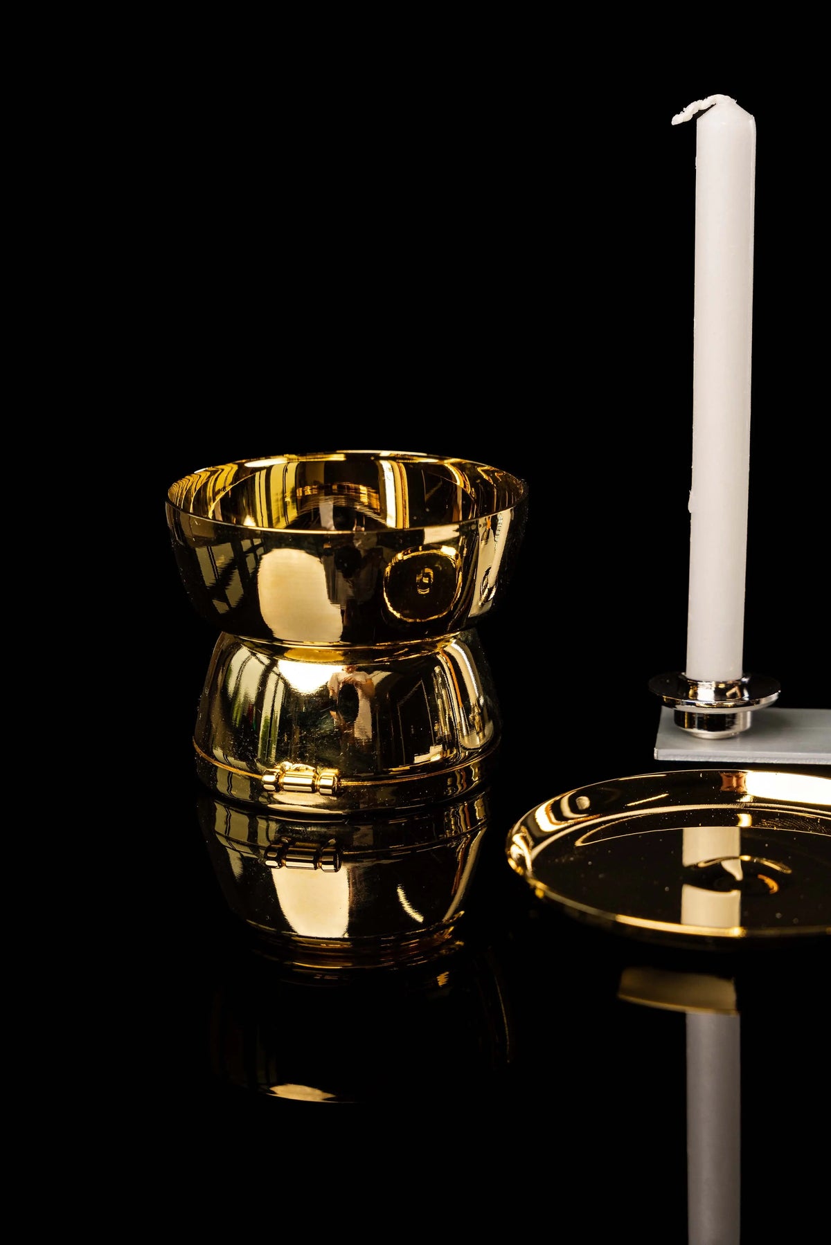 Valigetta liturgica bordeaux con calice dorato e candela, dettaglio del corredo