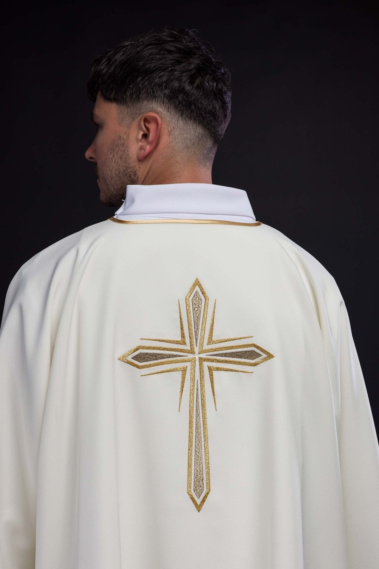 Ecru Dalmatyka z haftowanym złotym krzyżem