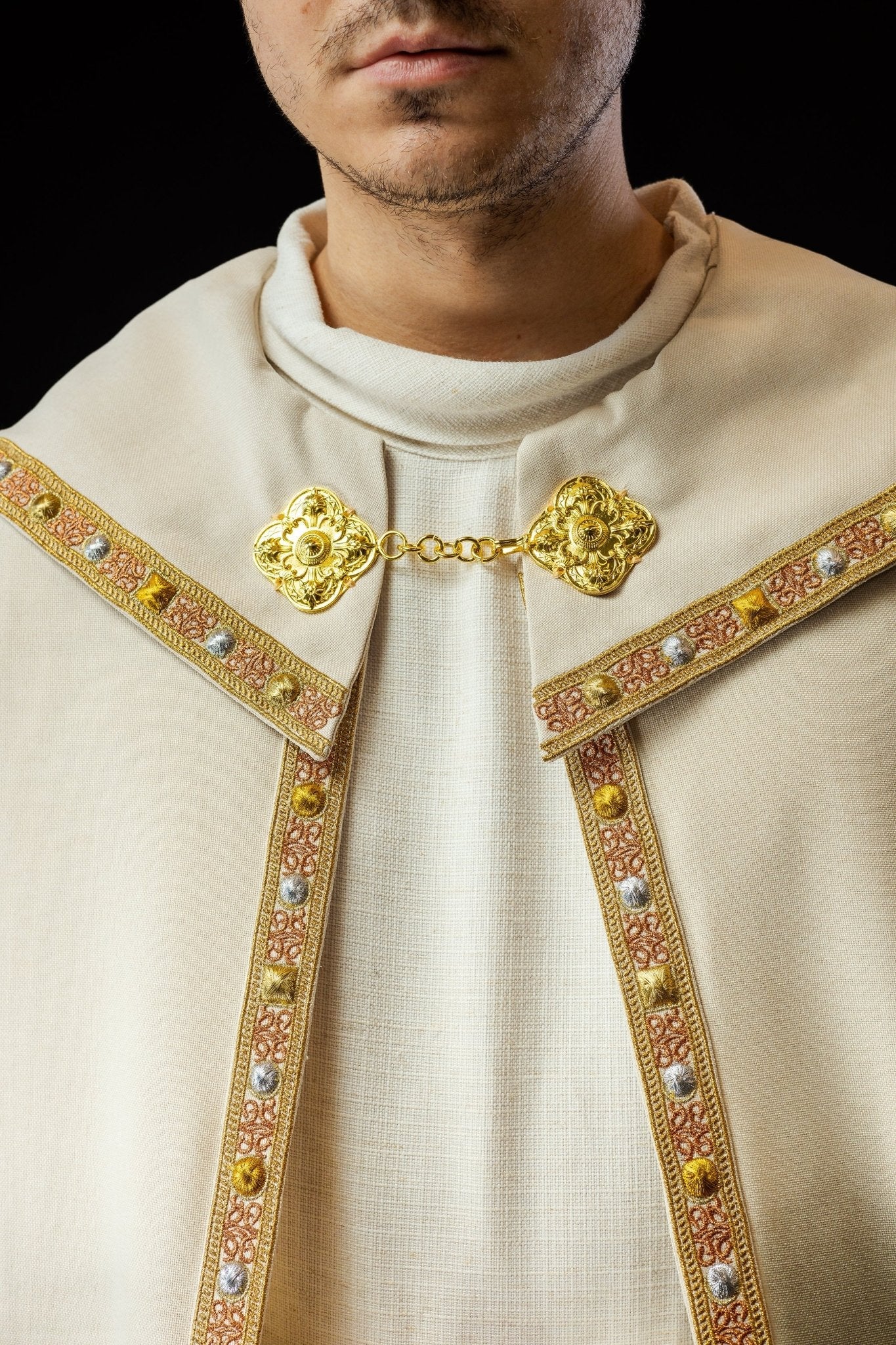 Ecru kapa liturgiczna z złotym IHS