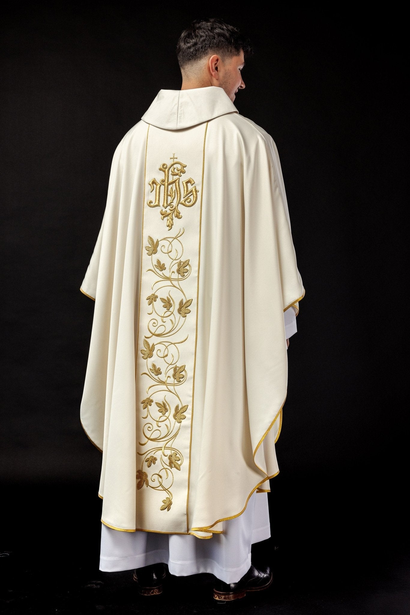 Ecru ornat liturgiczny z bogato zdobionym pasem motywem florystycznym i IHS