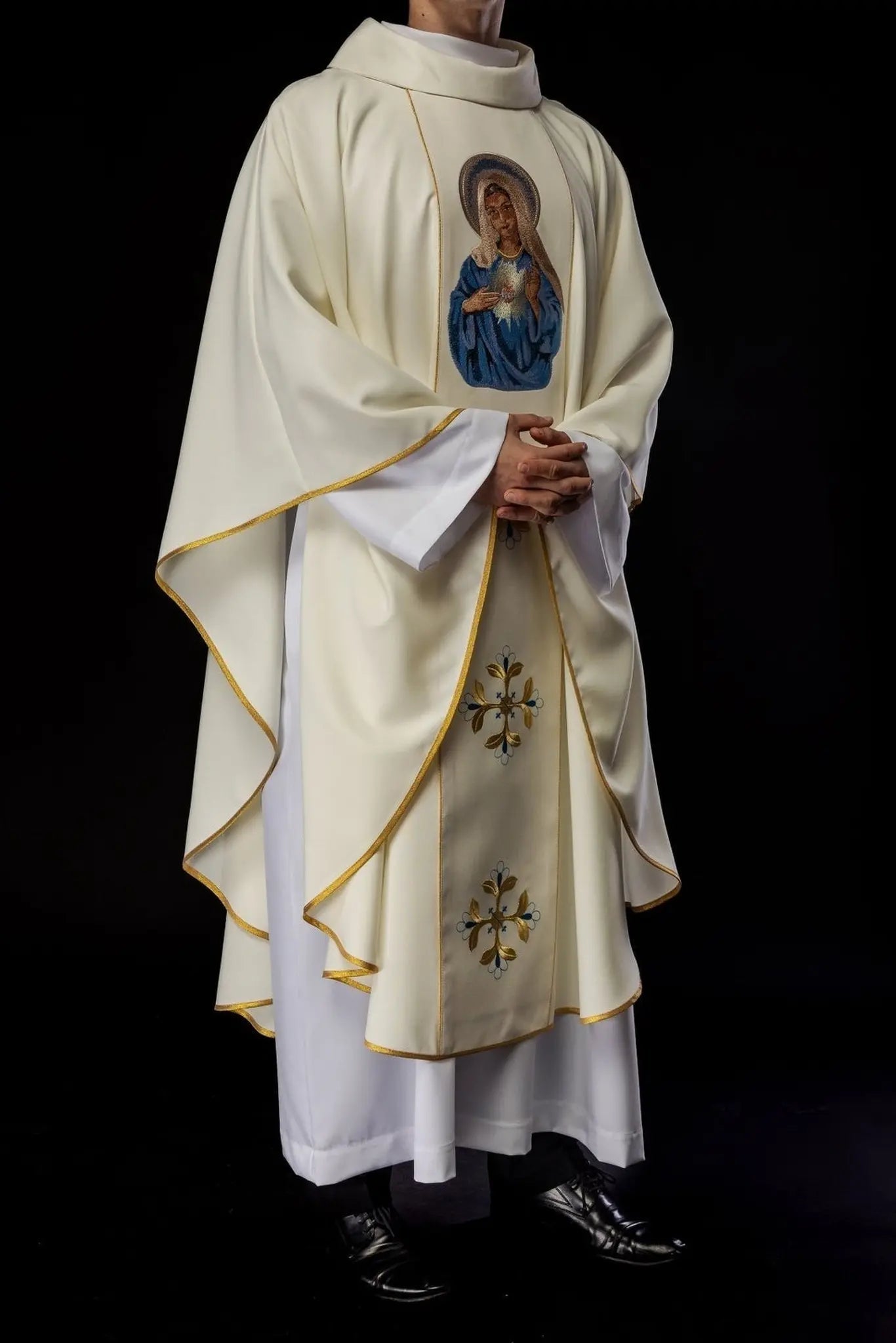 Embroidered chasuble with an image of the Heart of Mary - HAFTINA ATELIER