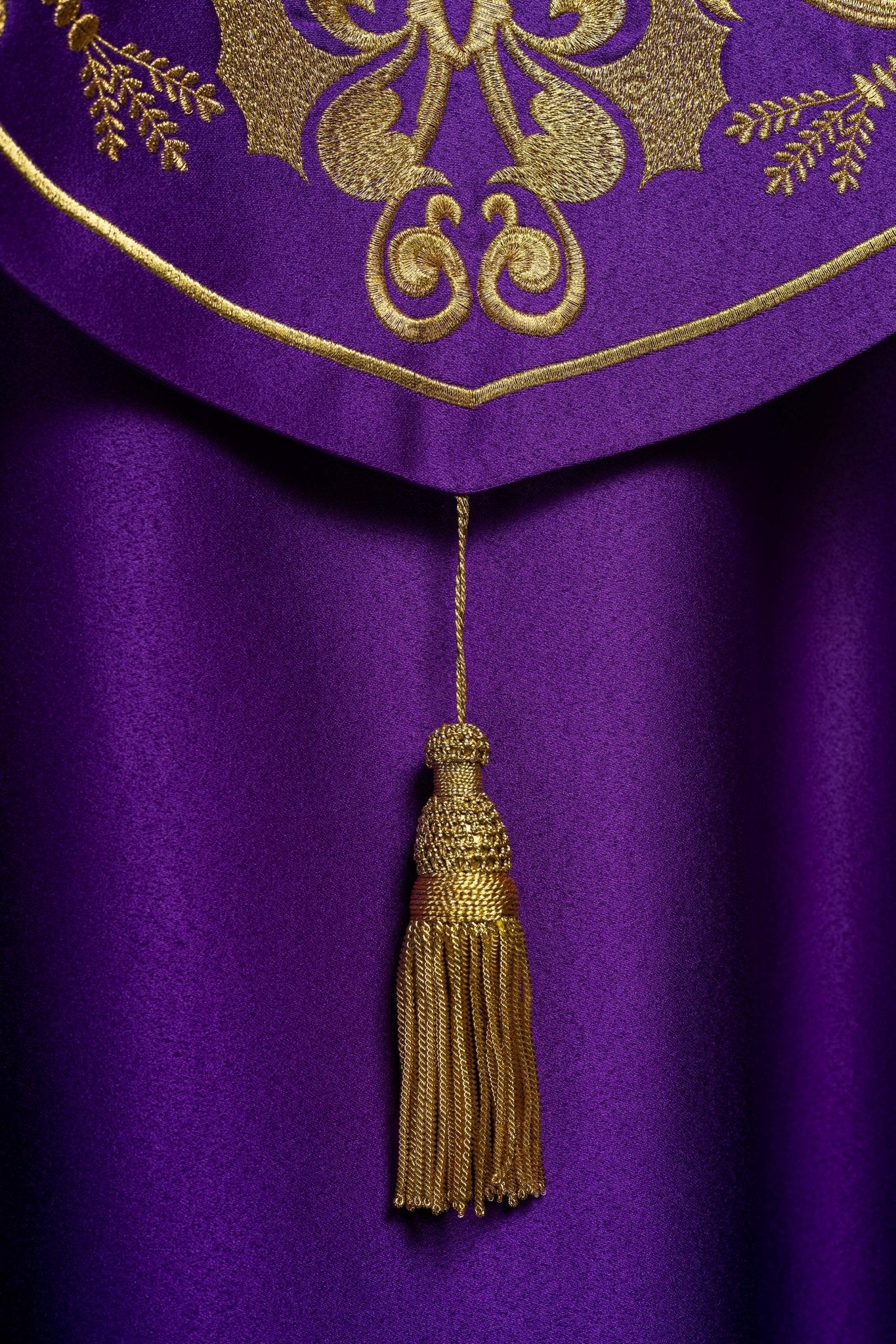 Fioletowa kapa liturgiczna z złotym monogramem IHS