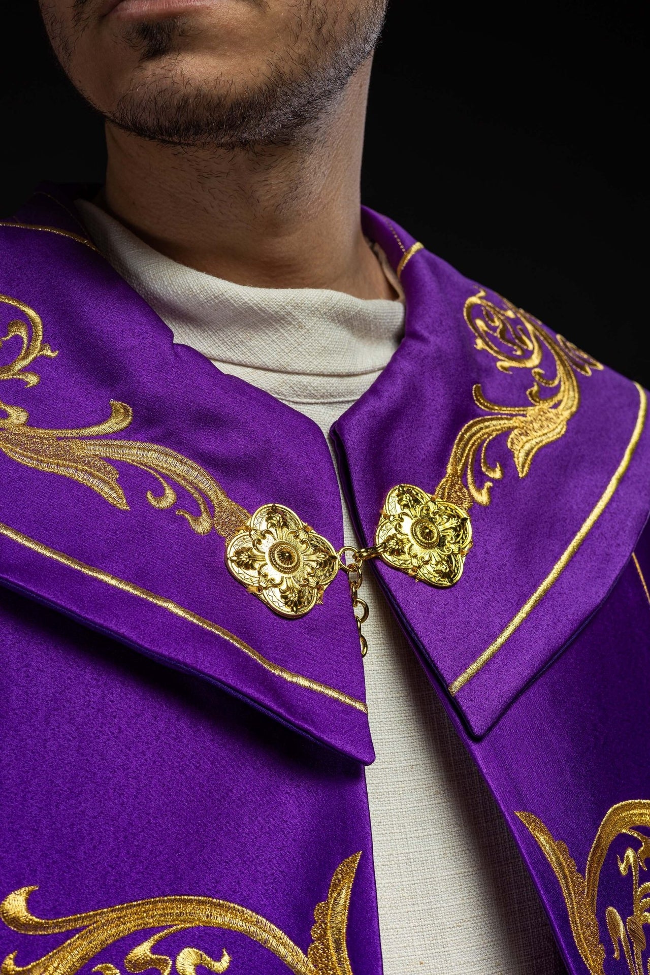 Fioletowa kapa liturgiczna z złotym monogramem IHS