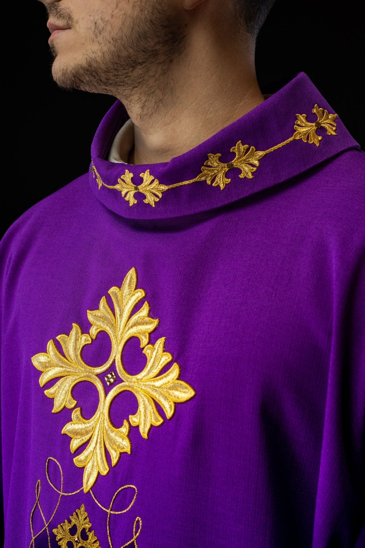 Fioletowy ornat bogato haftowany sznurkiem z kamieniami