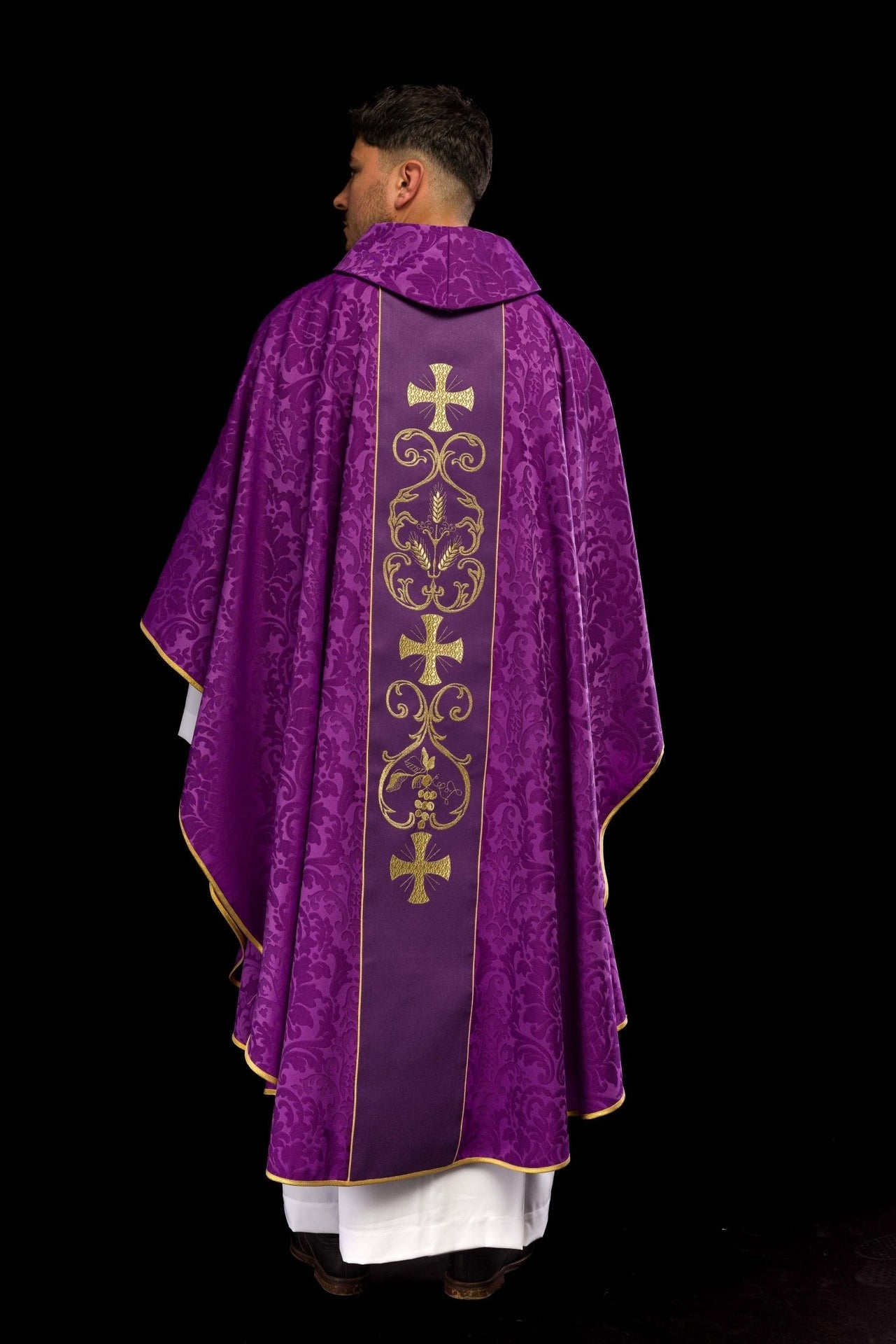 Fioletowy ornat liturgiczny zdobiony haftowanym pasem