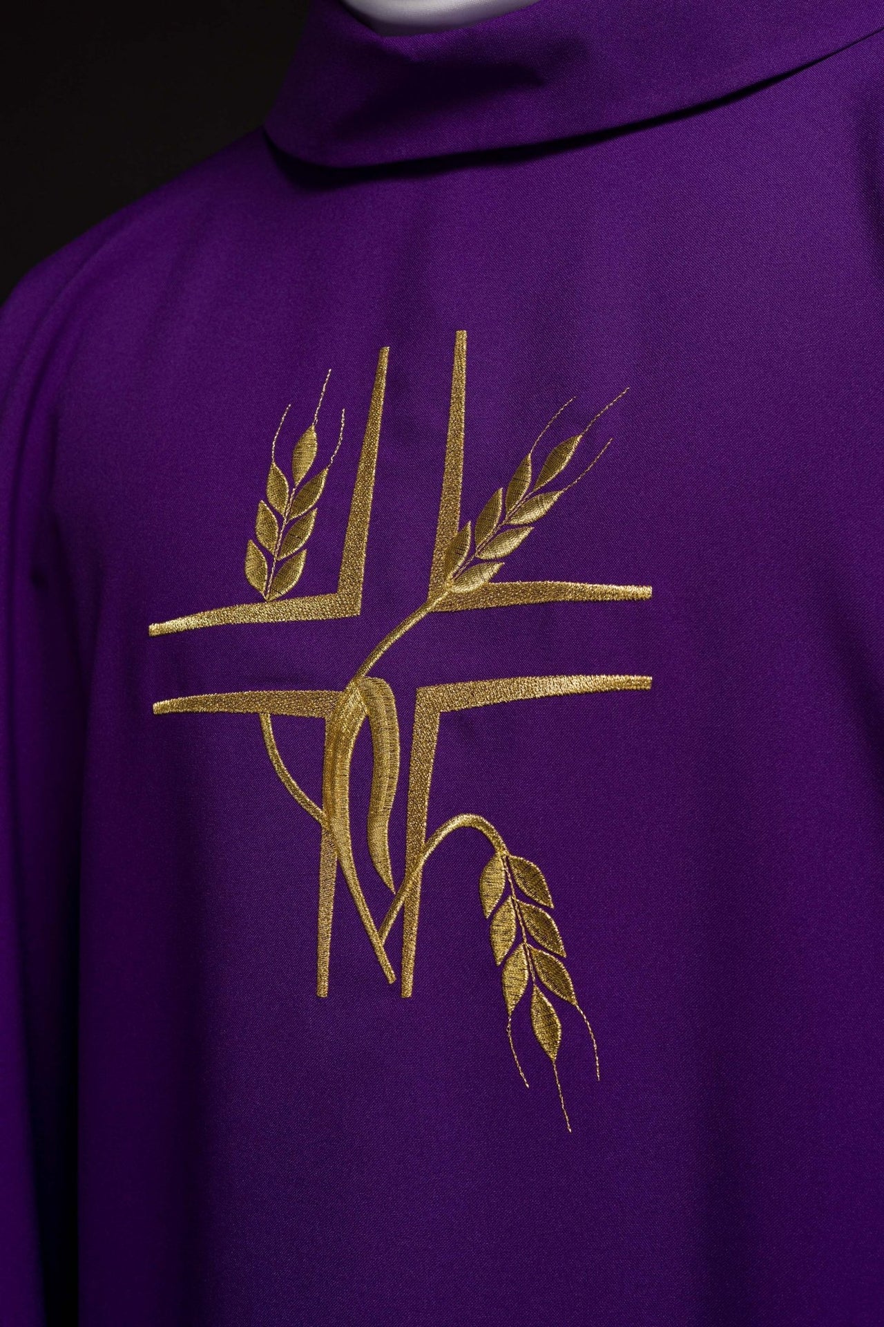 Fioletowy ornat z haftem Krzyża i Kłosów